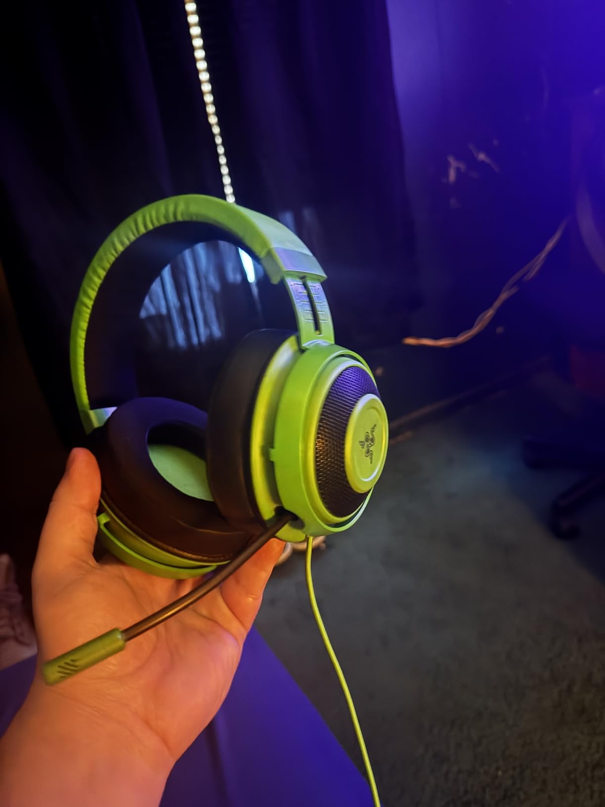 Razer Kraken Gaming Headset: Lightweight Aluminum Frame - Retractable Noise Isolating Microphone - for PC, PS4, PS5, Switch, Xbox One, Xbox Series X & S, Mobile - 3.5 mm Headphone Jack - Black/Blue customer photo 2