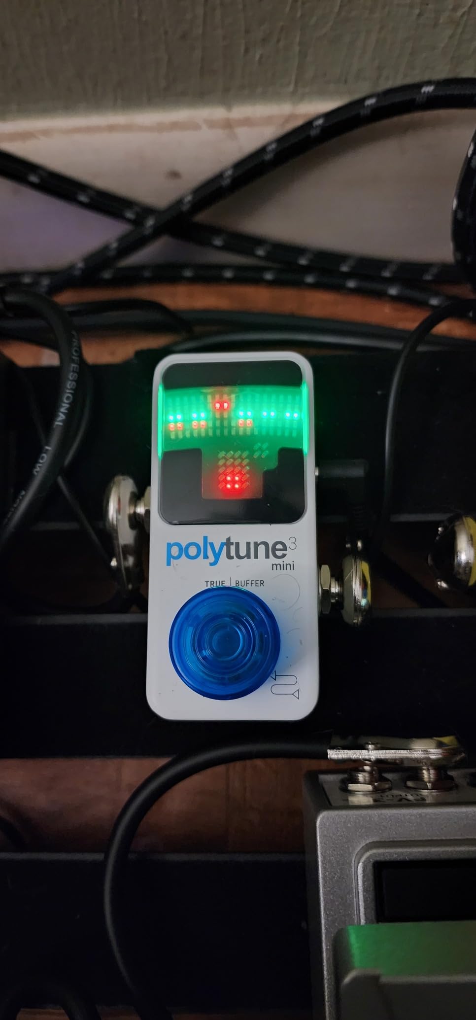 TC Electronic POLYTUNE 3 MINI Tiny Polyphonic Tuner with Multiple Tuning Modes and Built-In BONAFIDE BUFFER, White customer photo 1