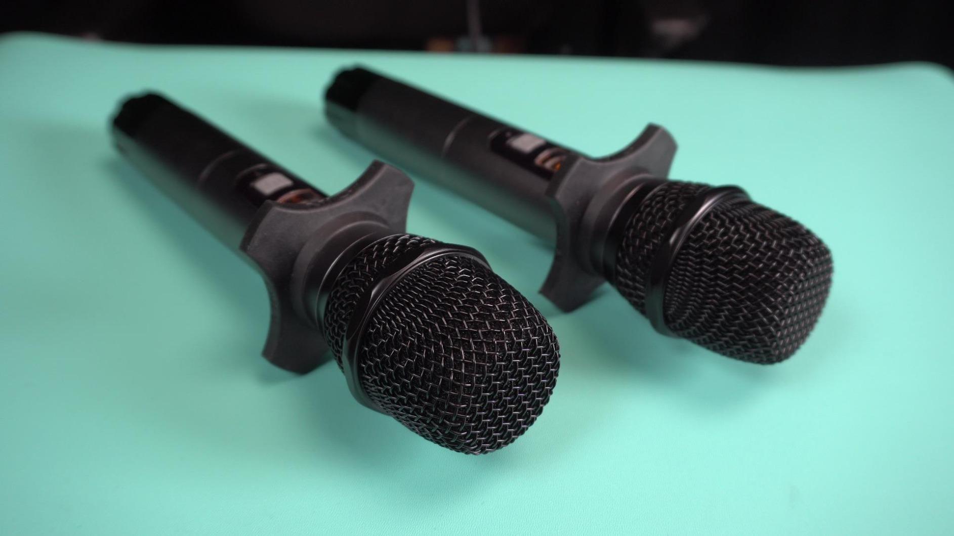 TONOR Wireless Microphones System, 2 * 15 Channel Metal Professional UHF Cordless Dynamic Handheld Mics with Receiver for Home Karaoke, Meeting, Party, Church, Wedding, KTV, 60 m/200ft, TW-820 Silver customer photo 1