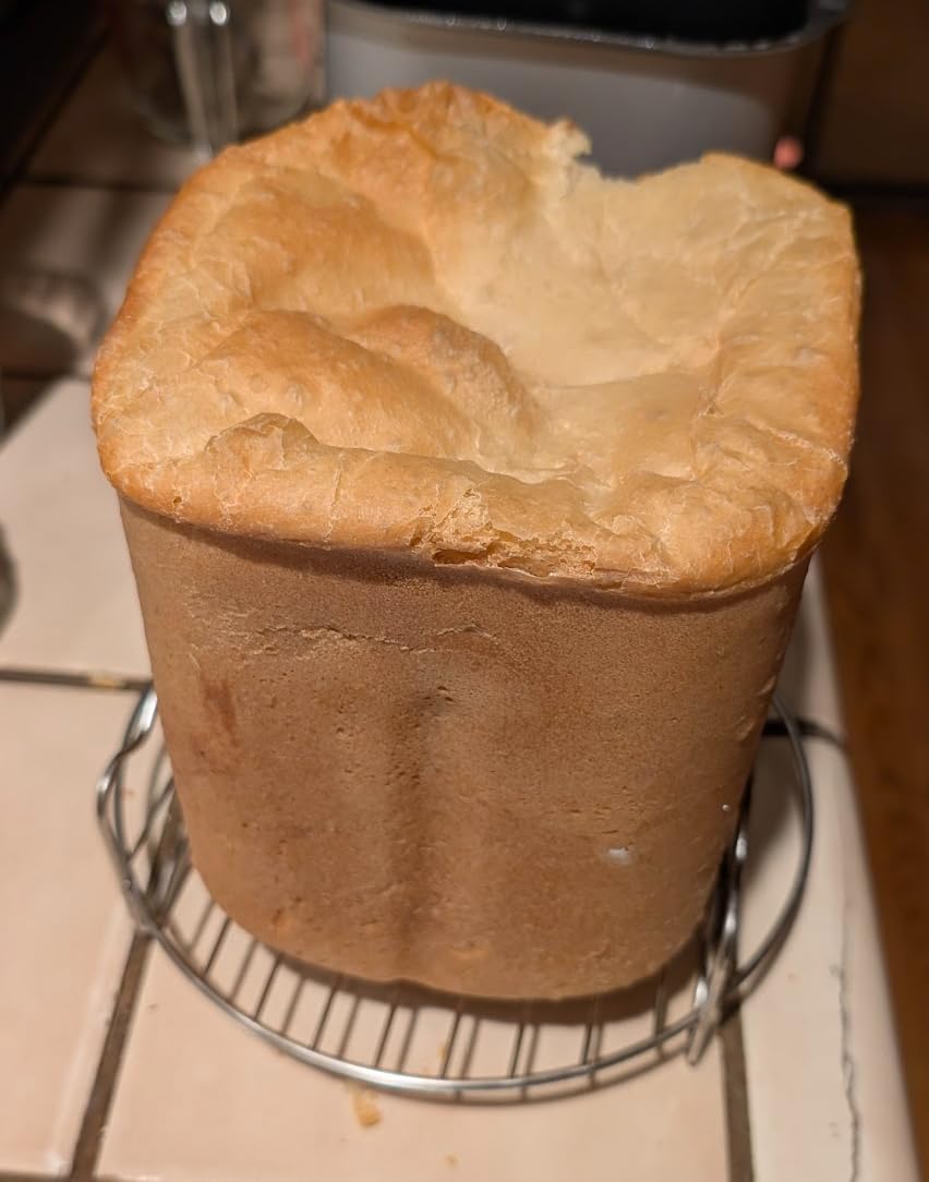 Amazon Basics Programmable Bread Maker, 2 Pound Non-Stick Automatic Bread Making Machine, 14 Settings for Breads, Doughs, Gluten-Free Options, ExpressBake, 3 Crust Colors, LCD Display, White customer photo 1