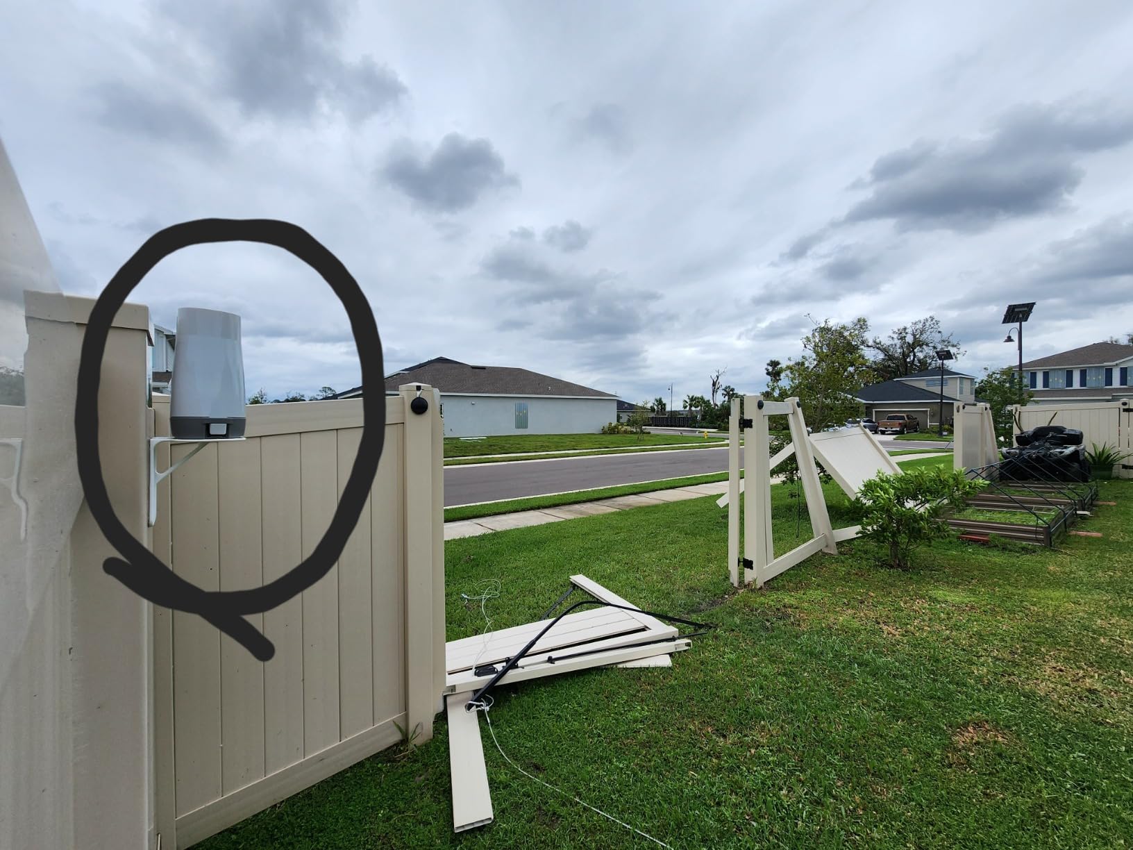 AcuRite Wireless Rain Gauge with Self-Emptying Rain Collector with Rainfall History, Alerts, and Current Date and Time (02446M) customer photo 1