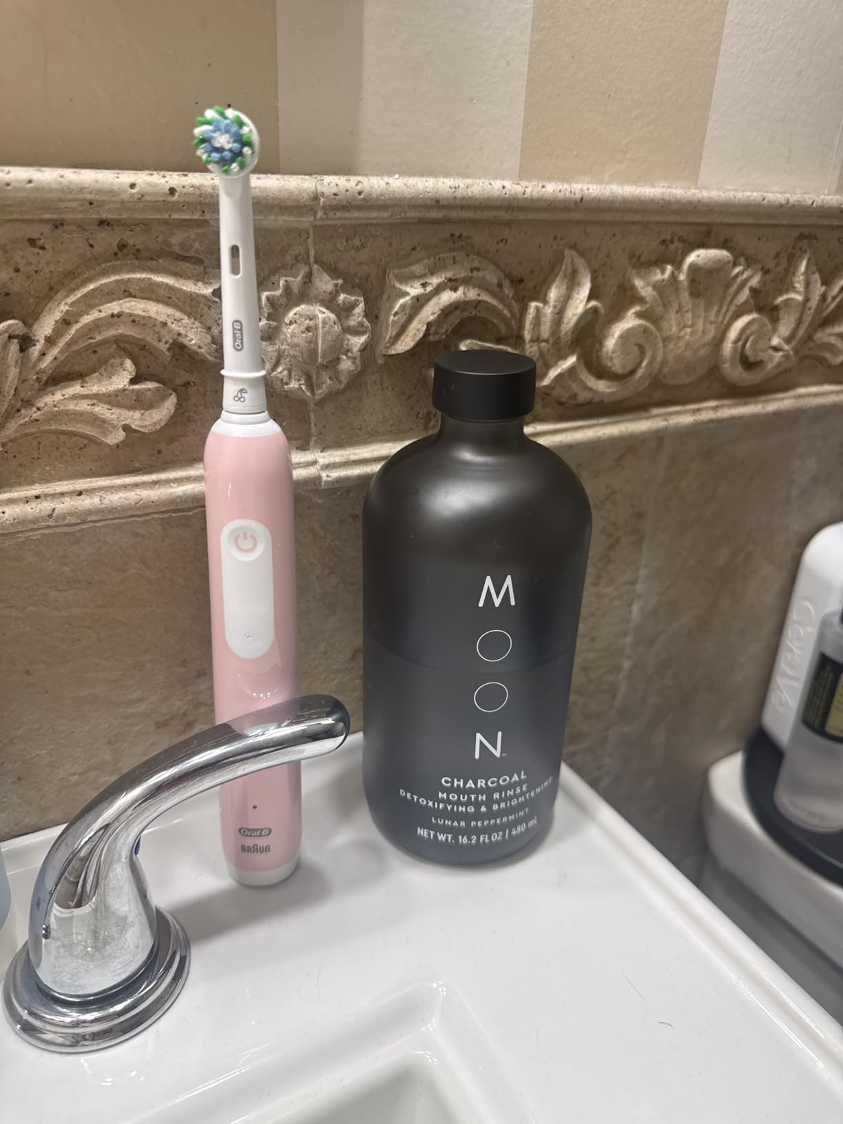 Oral-B Pro 1000 Rechargeable Electric Toothbrush, Pink customer photo 1