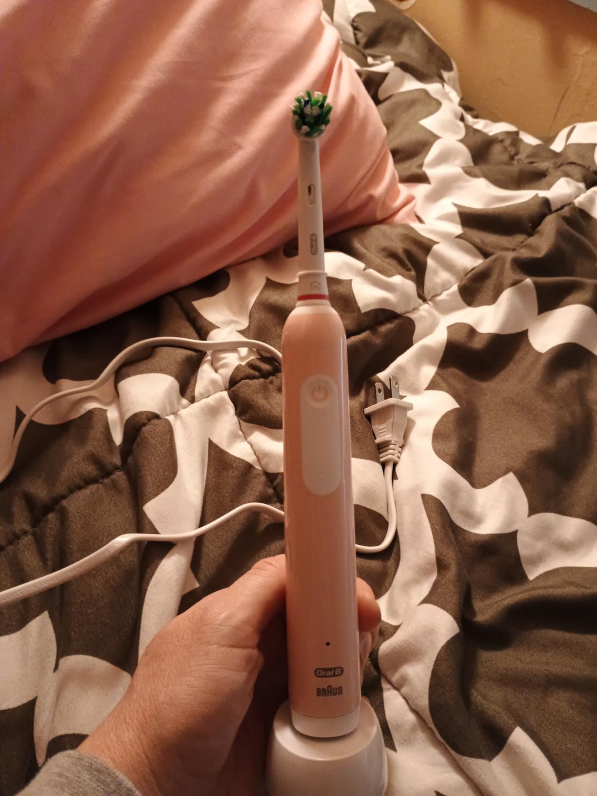 Oral-B Pro 1000 Rechargeable Electric Toothbrush, Pink customer photo 2