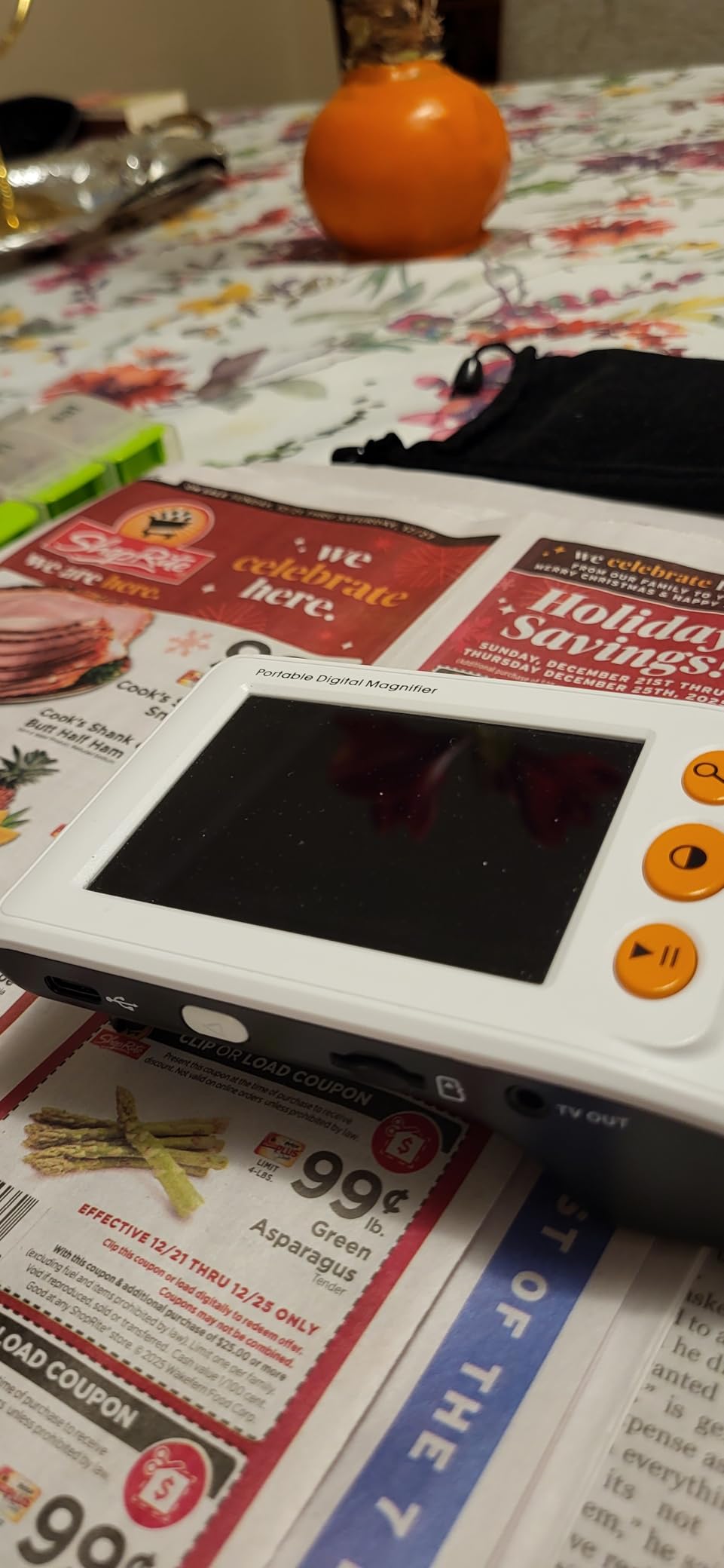 Eyoyo Digital Magnifier Portable Electronic Video Magnifier Reading Aids 3.5 Inch LCD Screen for Low Vision 2x-25x Zoom Foldable Handle customer photo 1