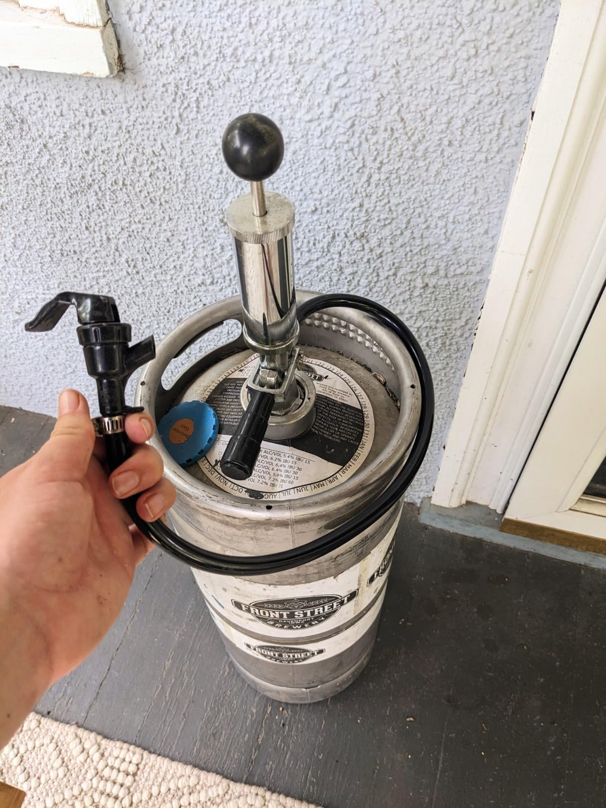 MRbrew Keg Party Pump, American D System Beer Keg Tap Keg Hand Pump 4'' Picnic Pump with Beer Faucet & Beer Hose, Chrome-Plated Keg Draft Beer Party Pump with 2 Hose Clamps Kegerator Pump for Homebrew customer photo 2