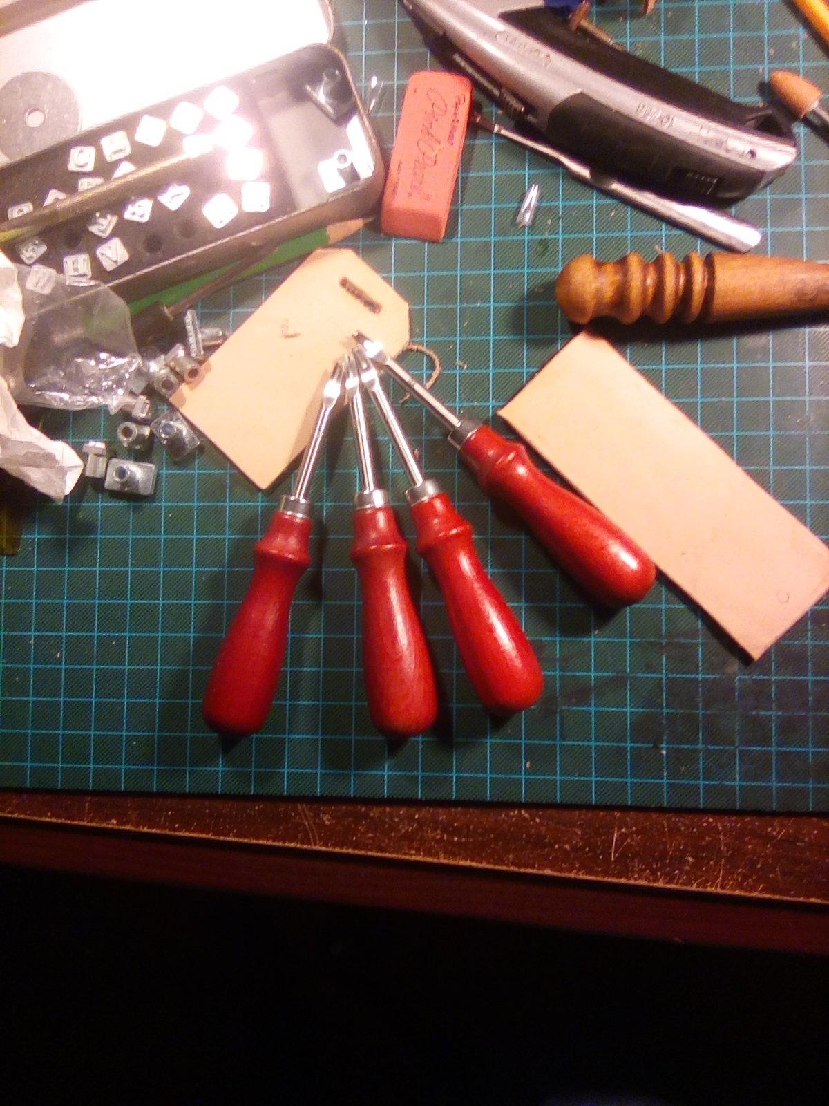 Mudder 4 Pieces Edge Leather Beveler Craft Edge Beveler Cutting Beveling Leather Skiver Tool for DIY(1.5 Mm, 1.2 Mm, 1.0 Mm, 0.8 Mm) customer photo 2