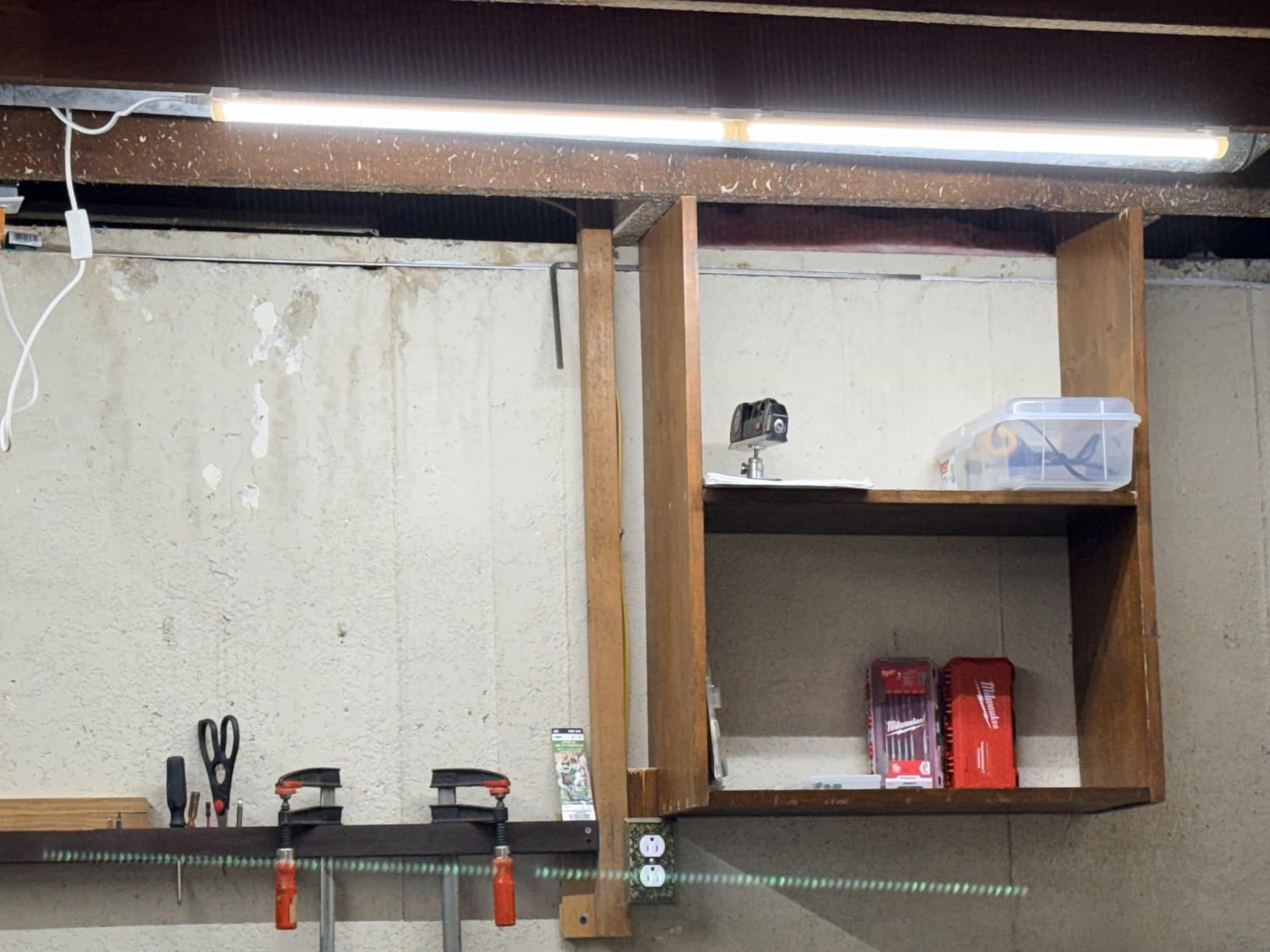 Barrina LED Shop Lights 2FT, 20W 3000LM 5000K, T8 LED Light Fixture, Clear Cover, Ceiling and Utility Shop Light, Linkable Tube Lights for Room, Garage, Workbench, Warehouse, 2 Packs customer photo 1