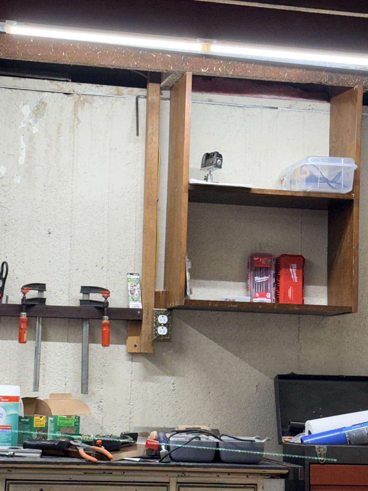 Barrina LED Shop Lights 2FT, 20W 3000LM 5000K, T8 LED Light Fixture, Clear Cover, Ceiling and Utility Shop Light, Linkable Tube Lights for Room, Garage, Workbench, Warehouse, 2 Packs customer photo 2