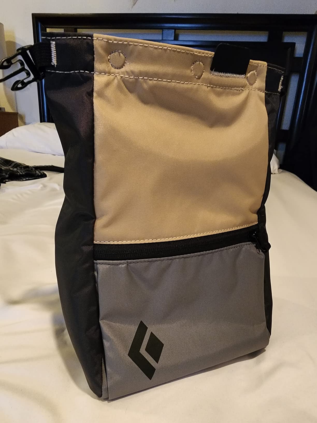 BLACK DIAMOND Mondo Chalk Pot | Stable, Wide-Base Bucket | Magnetic Closure | Large Chalk Storage for Bouldering | REPO Gray customer photo 2