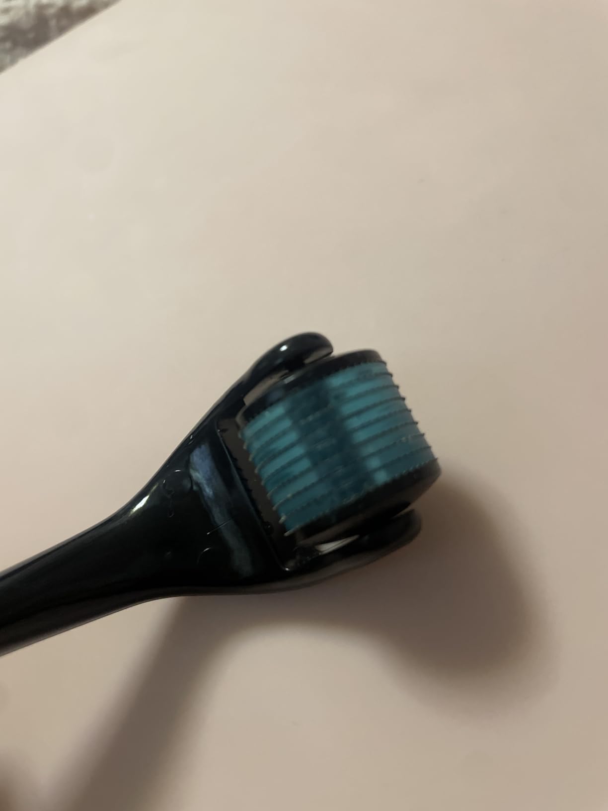 ROSELYNBOUTIQUE Derma Roller for Men & Women - Personal Cosmetic Beauty Tool 0.25mm - Titanium(Black Blue) customer photo 1