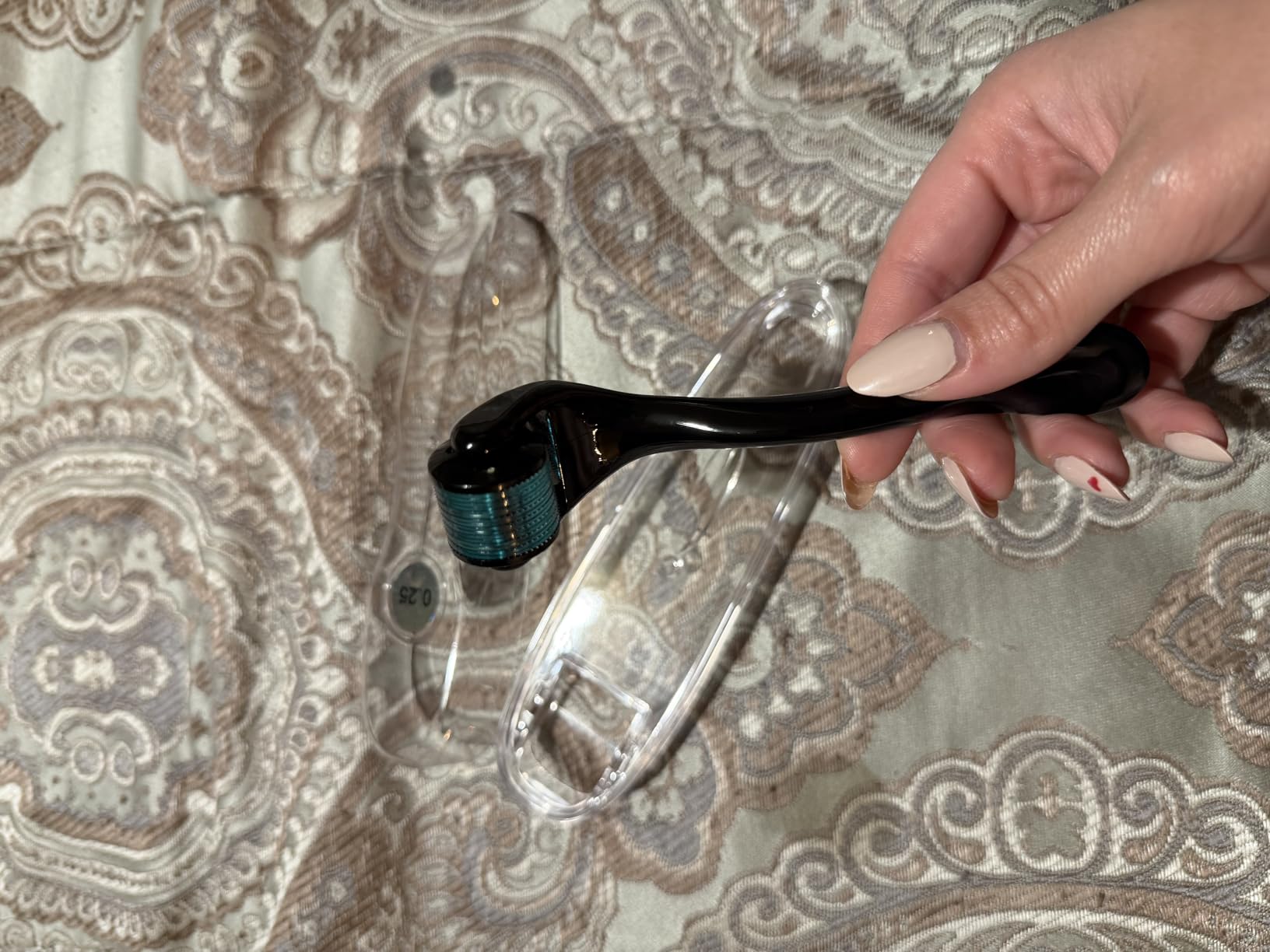 ROSELYNBOUTIQUE Derma Roller for Men & Women - Personal Cosmetic Beauty Tool 0.25mm - Titanium(Black Blue) customer photo 2