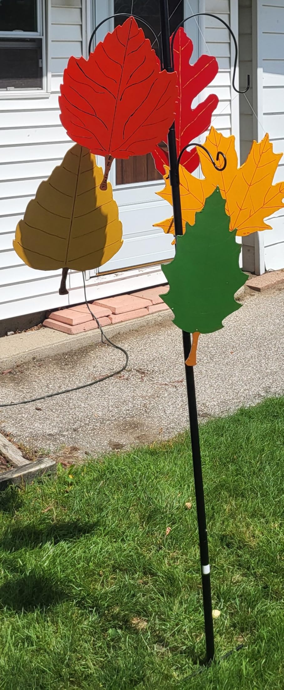 Best Choice Products 6-Hook Bird Feeding Station, Steel Multi-Feeder Kit Stand for Attracting Wild Birds w/ 4 Bird Feeders, Mesh Tray, Bird Bath, 5-Prong Base - Black customer photo 1