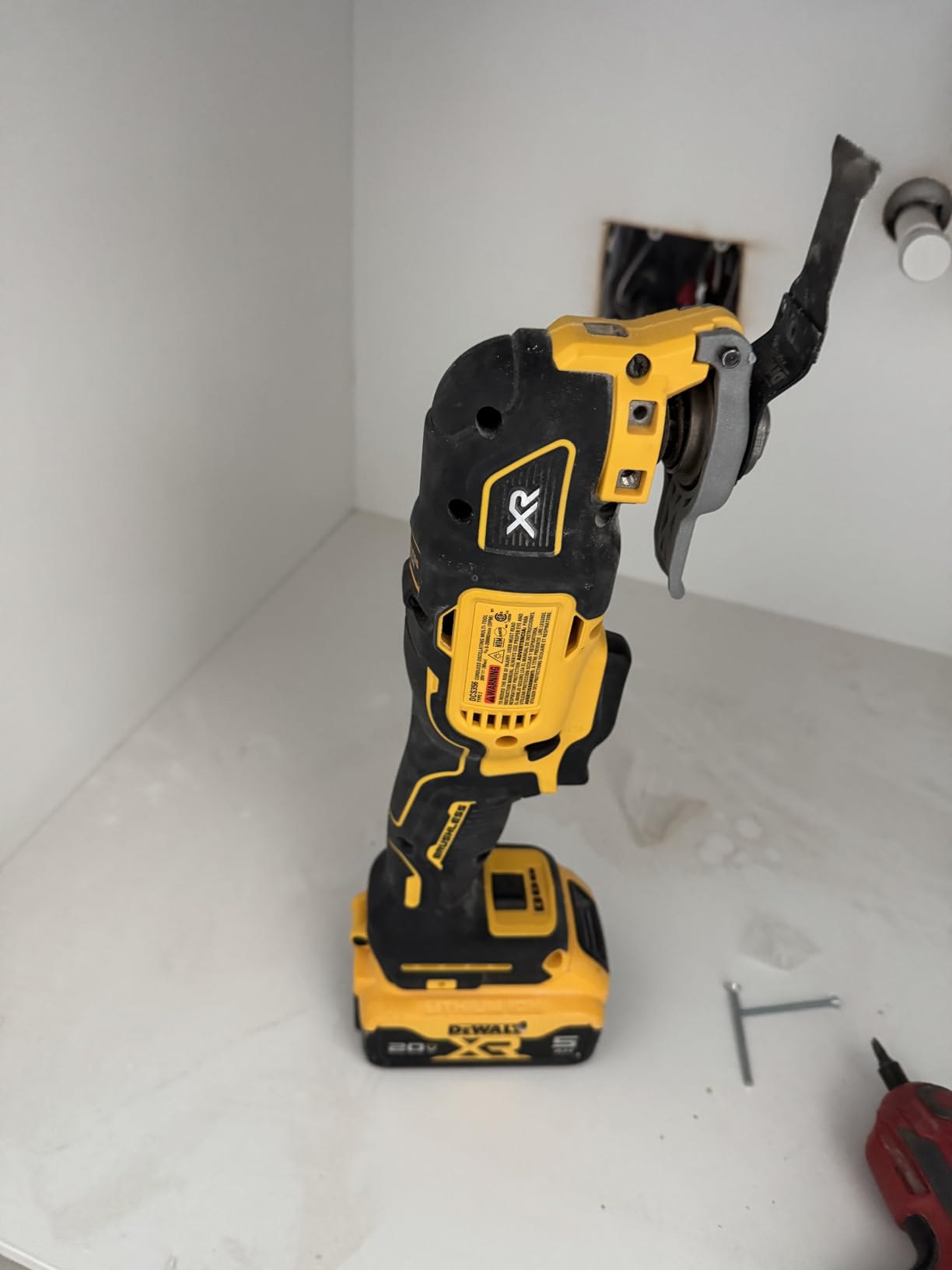 DEWALT 20V MAX XR Oscillating Tool Kit with Blades, 3 Speed Cordless Brushless Multitool, Up to 20,000 OPM, LED Light, Battery and Charger Included (DCS356C1) customer photo 1