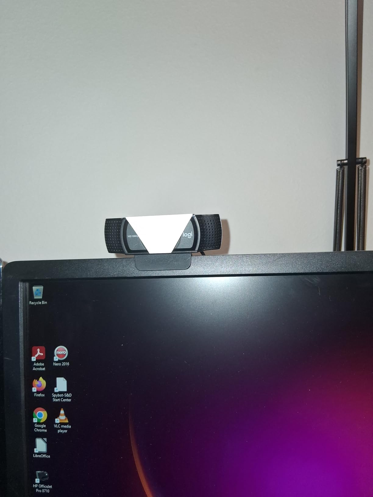 Logitech C920x HD Pro PC Webcam, Full HD 1080p/30fps Video, Clear Audio, HD Light Correction, Works with Microsoft Teams, Google Meet, Zoom, Nintendo Switch 2's New GameChat Mode, Mac/Tablet- Black customer photo 2