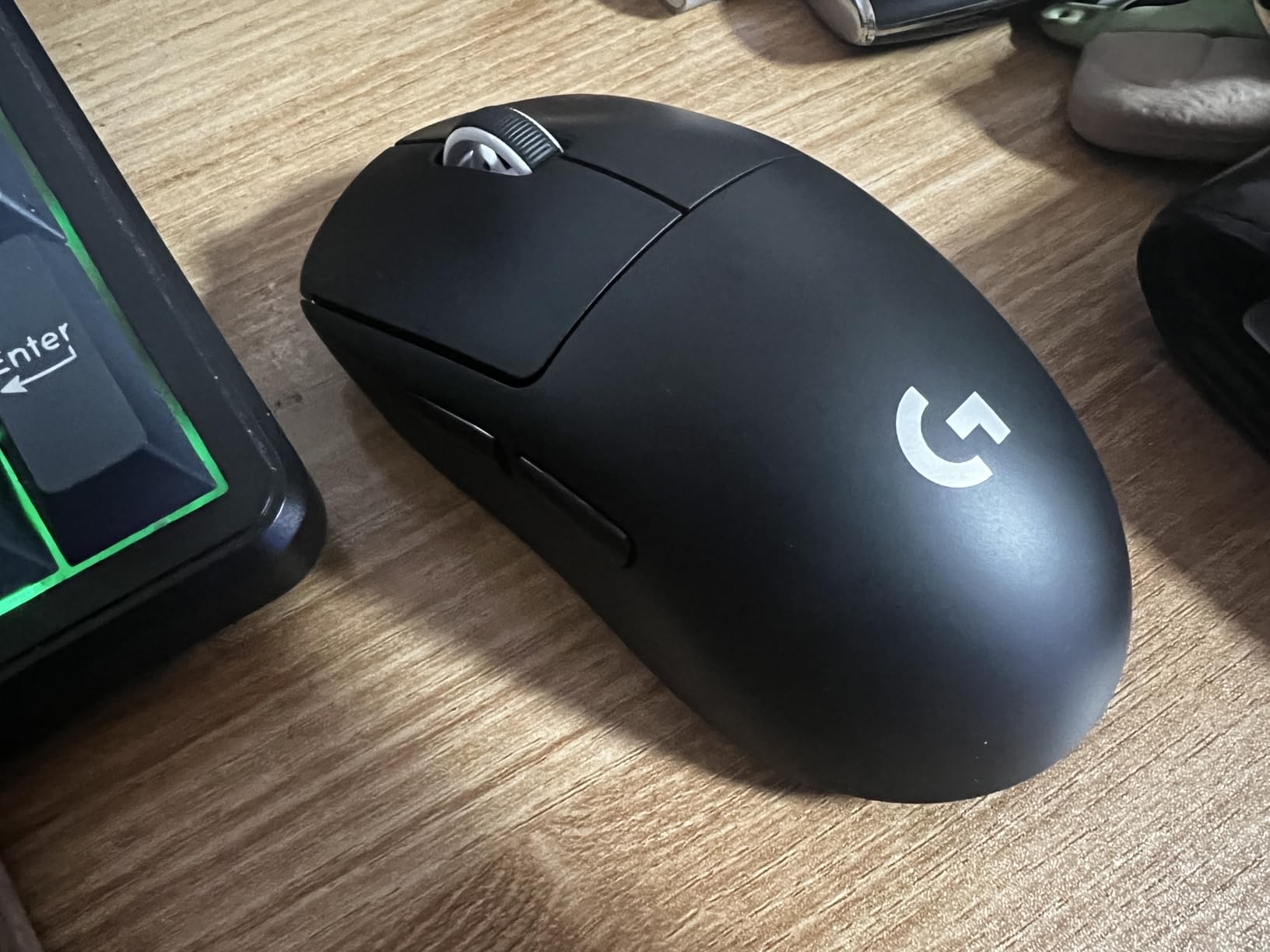 Logitech G PRO X Superlight Wireless Gaming Mouse, Ultra-Lightweight, Hero 25K Sensor, 25,600 DPI, 5 Programmable Buttons, Long Battery Life, Compatible with PC/Mac - Black customer photo 1