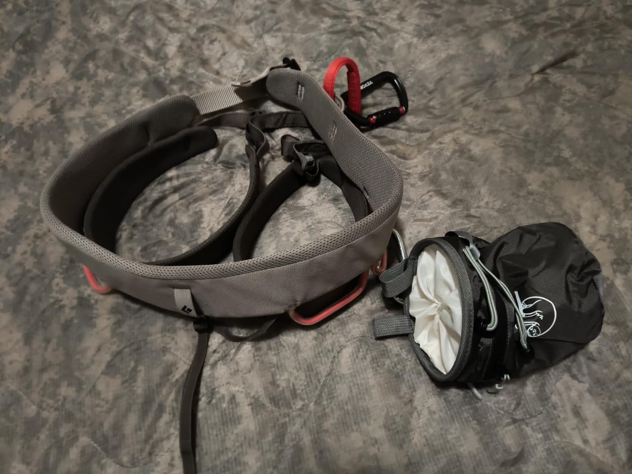 Chalk Bag for Rock Climbing, Climbing Chalk Bag for Bouldering with 2 Large Zipper Storage Pockets, Premium Gym Chalk Bag for Weightlifting, Great Gift and Rock Climbing Gear customer photo 1