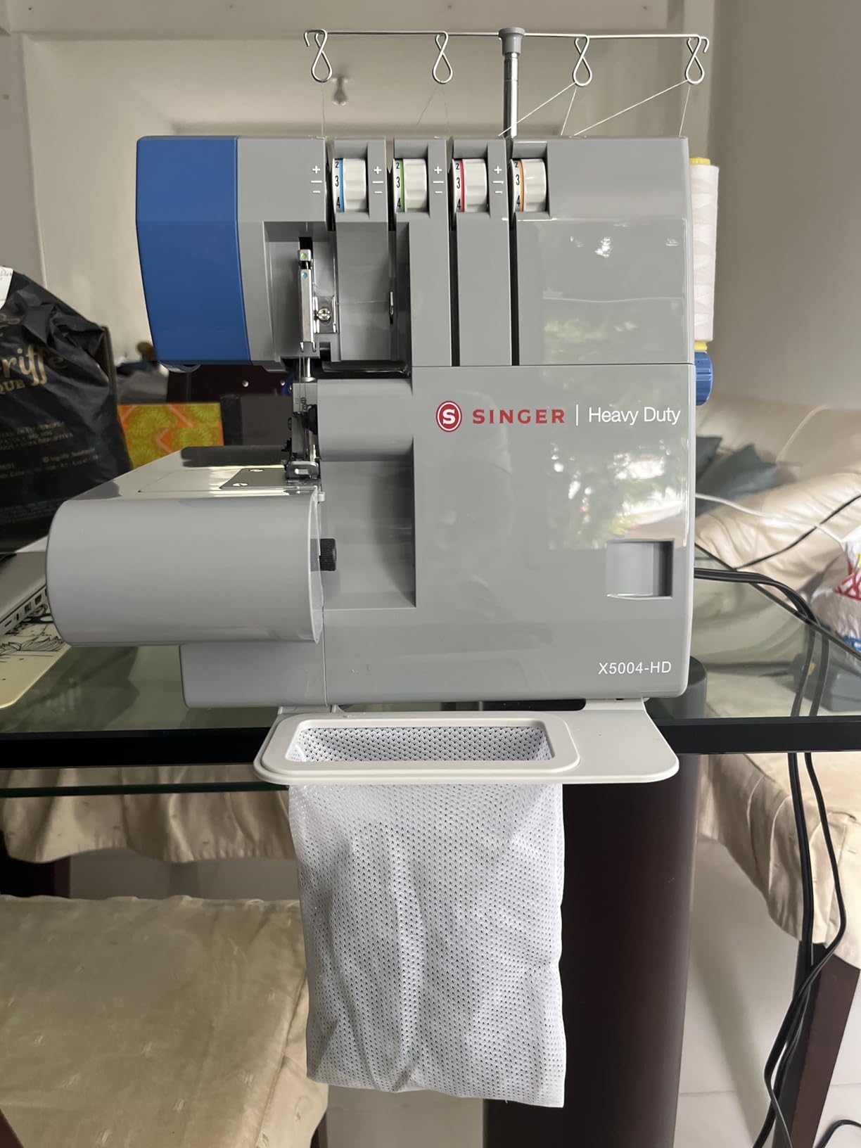 SINGER X5004-HD Metal Frame Serger & Overlock Machine | 2-3-4 Stitch Capability, 8 Built-In Stitches, 1300 Stitches per Minute, Adjustable Differential Feed & 2 LED Lights (Grey/Blue) customer photo 1