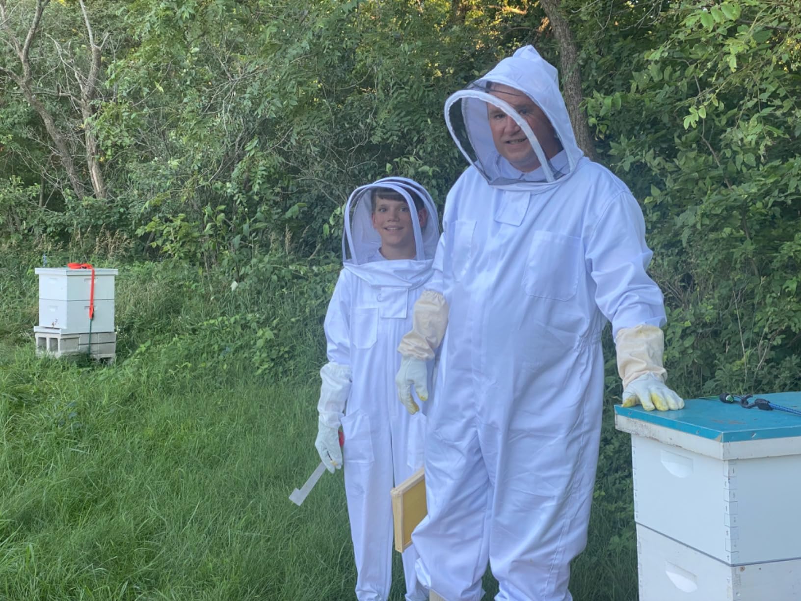 LONGADS Professional Bee Suit for Men and Women, Full Body Beekeeping Suit with Gloves & Protective Round Veil, Size XXL (Fits 69-73 Inches / 5'9