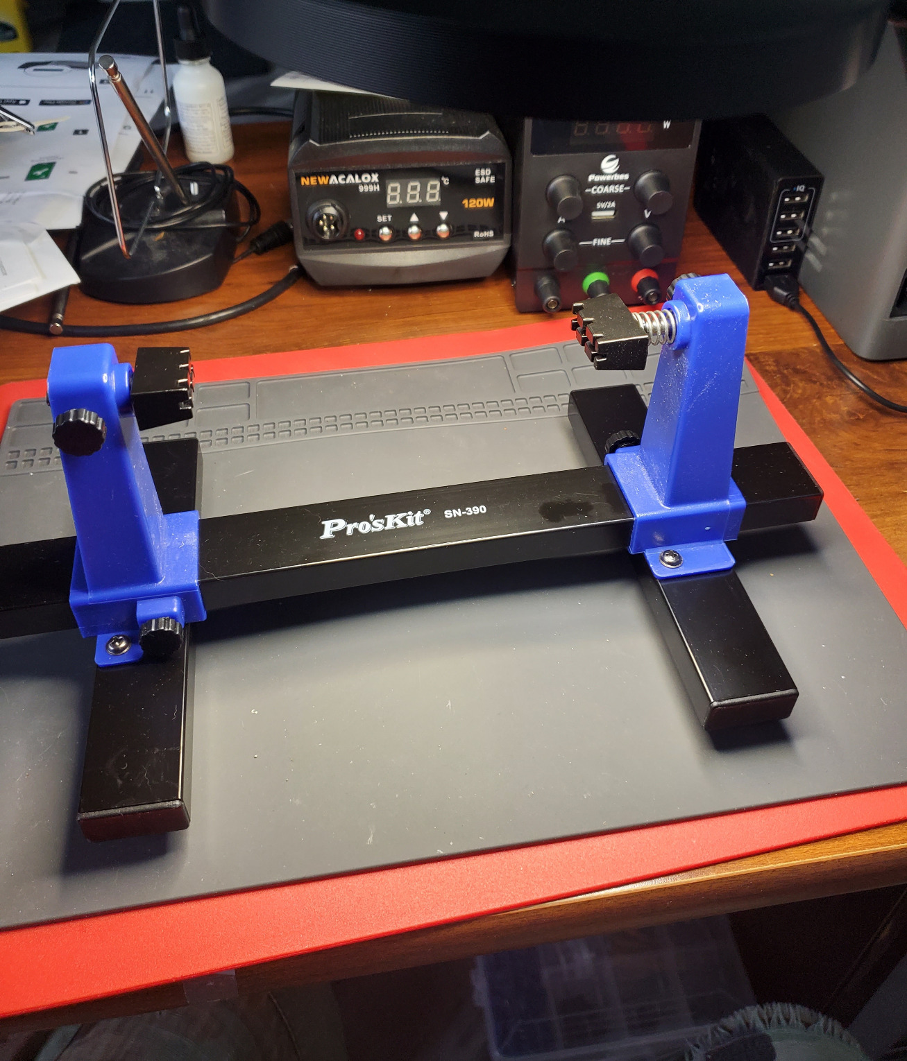 DEVMO Circuit Board Holder, Adjustable Printed Circuit Board Holder Frame PCB Soldering and Assembly Stand Clamp Repair Tool 360 Degree Rotation customer photo 1