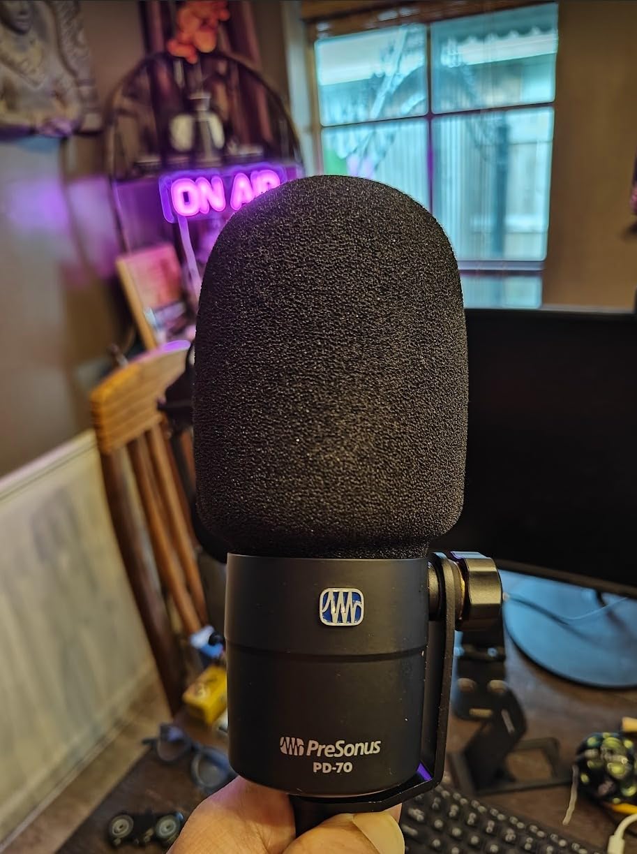 PreSonus PD-70 Dynamic Vocal Microphone for Broadcast, Podcasting, and Live Streaming customer photo 1