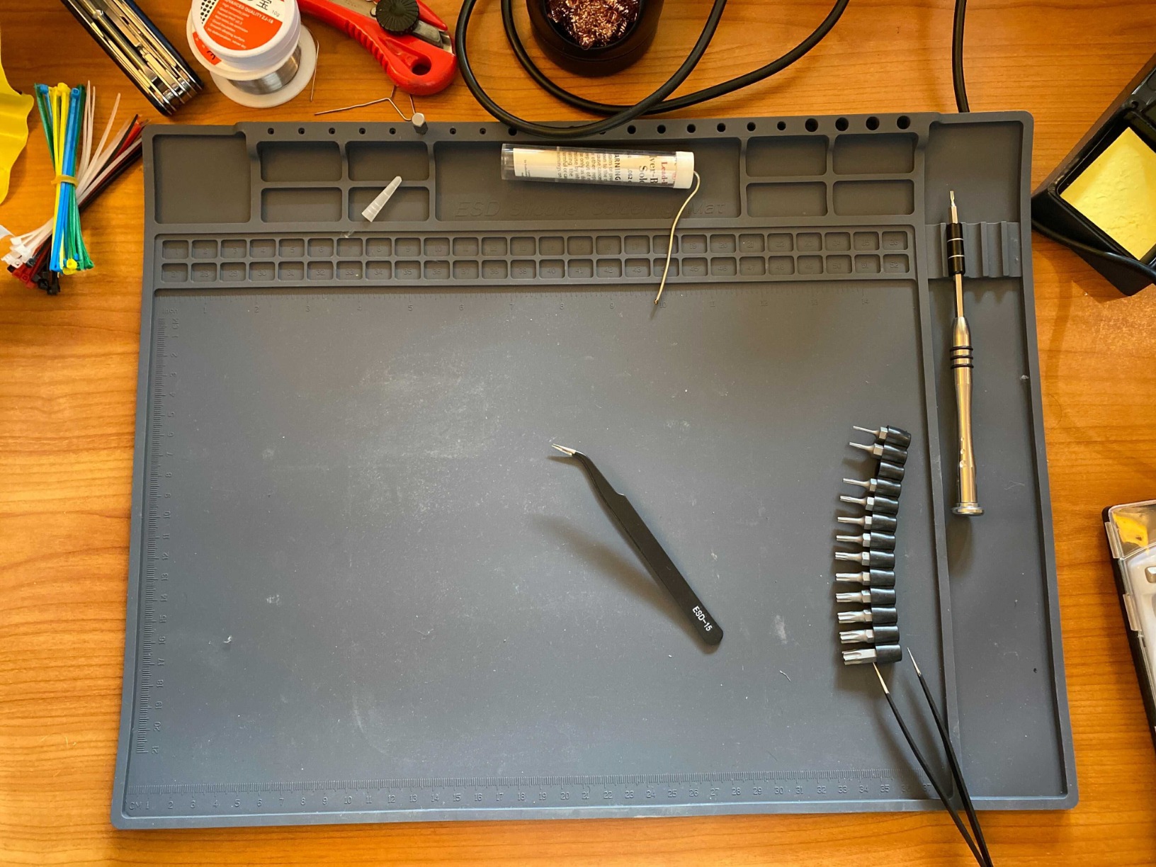 Premium Heat Resistant Anti Static Mat for Computer, Laptop, Cellphone Electronics Repair, HPFIX ESD Safe Soldering Mat for BGA and Gun Soldering Iron, Workbench (17.7