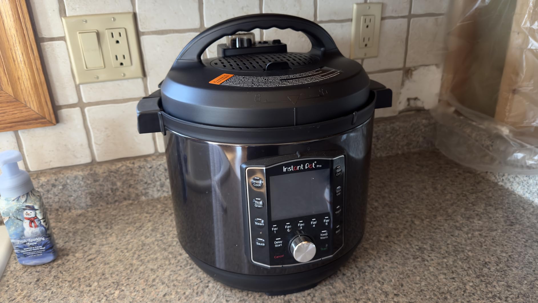 Instant Pot Pro 10-in-1 Pressure Cooker, Slow Cooker, Rice/Grain Cooker, Steamer, Sauté, Sous Vide, Yogurt Maker, Sterilizer, and Warmer, Includes App With Over 800 Recipes, Black, 6 Quart customer photo 1