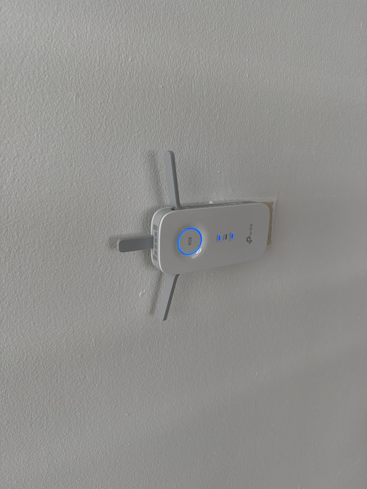 TP-Link AC1900 WiFi Range Extender RE550 | Dual-Band Wireless Repeater Amplifier w/Gigabit Ethernet Port | Up to 2200 Sq. Ft., 32 Devices | Internet Signal Booster | APP Setup | EasyMesh Compatible customer photo 2