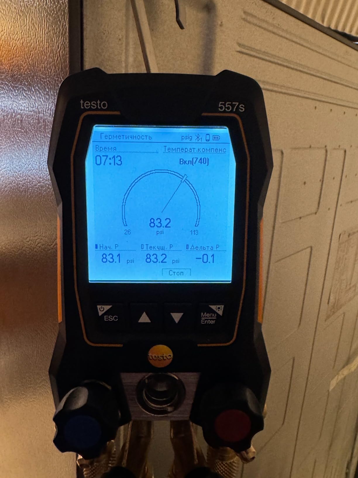 testo 557s AC Manifold Gauge Set - AC Recharge Kit with 2 x 115i Pipe Clamp Thermometer, 1 x 552i Micron Gauge & 4-Way Valve - Set with Bluetooth and App-Connection customer photo 2