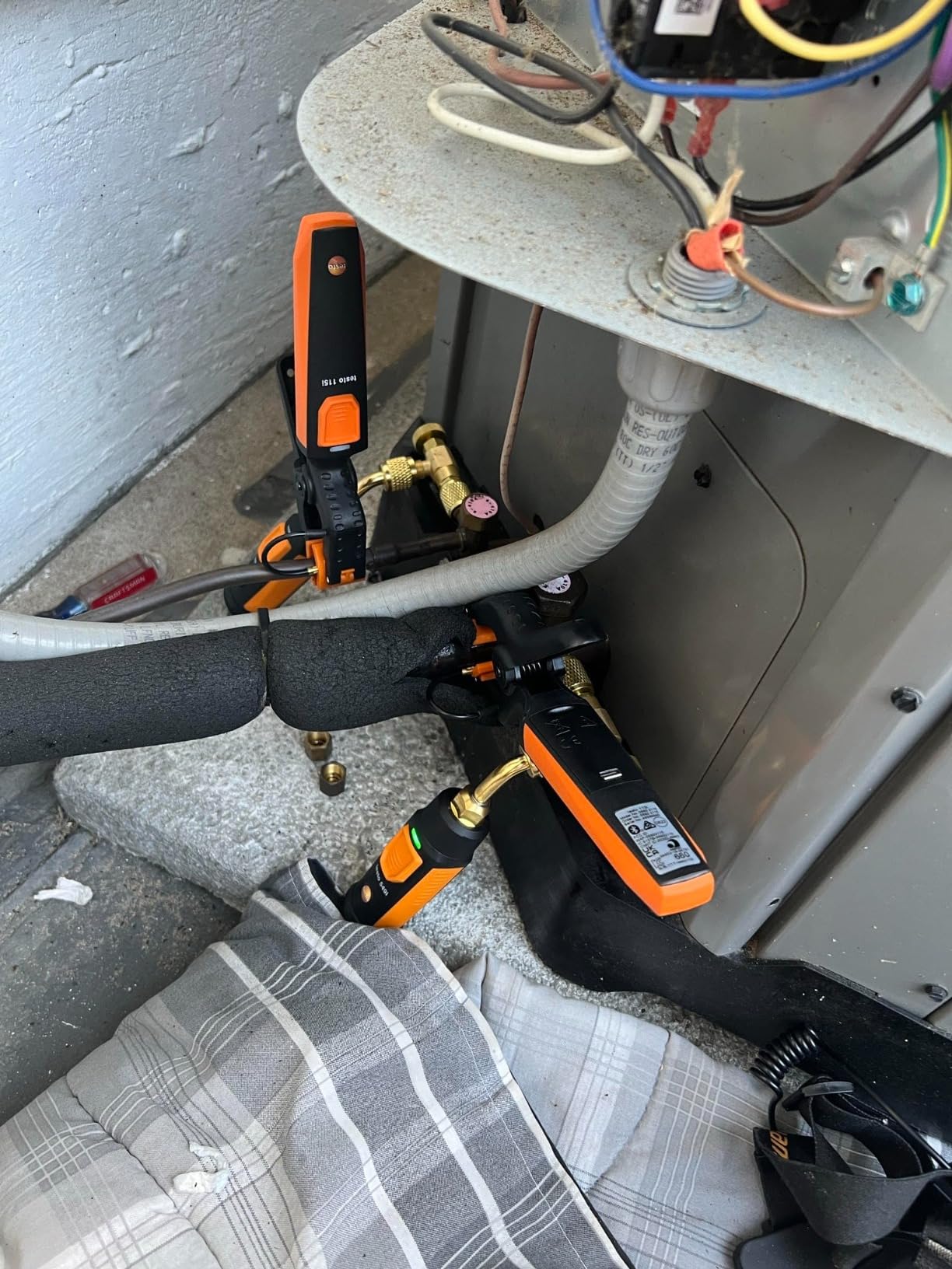 Testo 552i Wireless Digital Vacuum Probe - Vacuum Gauge for HVAC Systems with IP54 Protection - 45° Service-Port Design - HVAC Tool for AC/R System Evacuation with Bluetooth and App customer photo 1