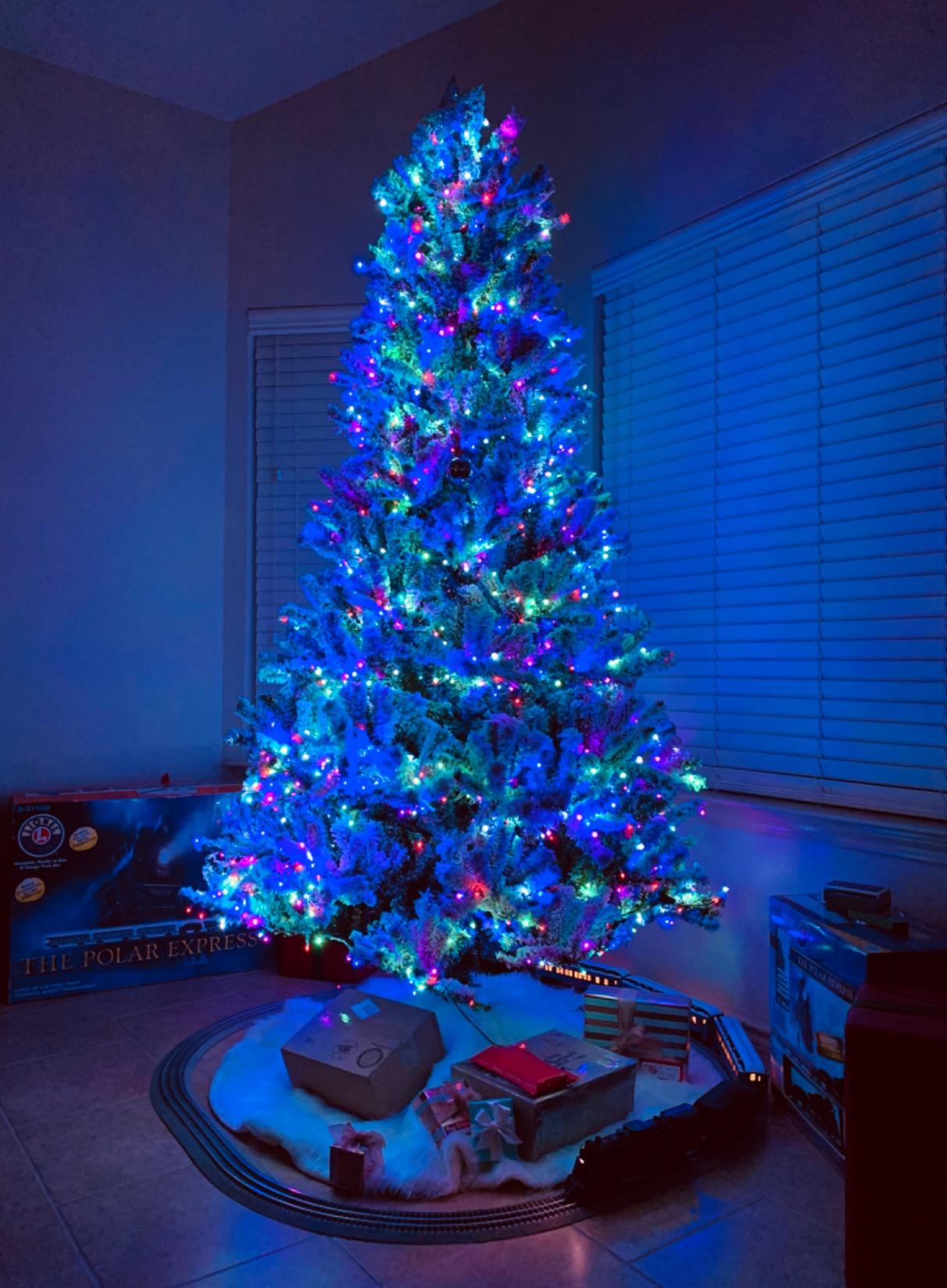 Lionel The Polar Express Electric O Gauge Bluetooth 5.0 Model Train Set with Remote customer photo 2