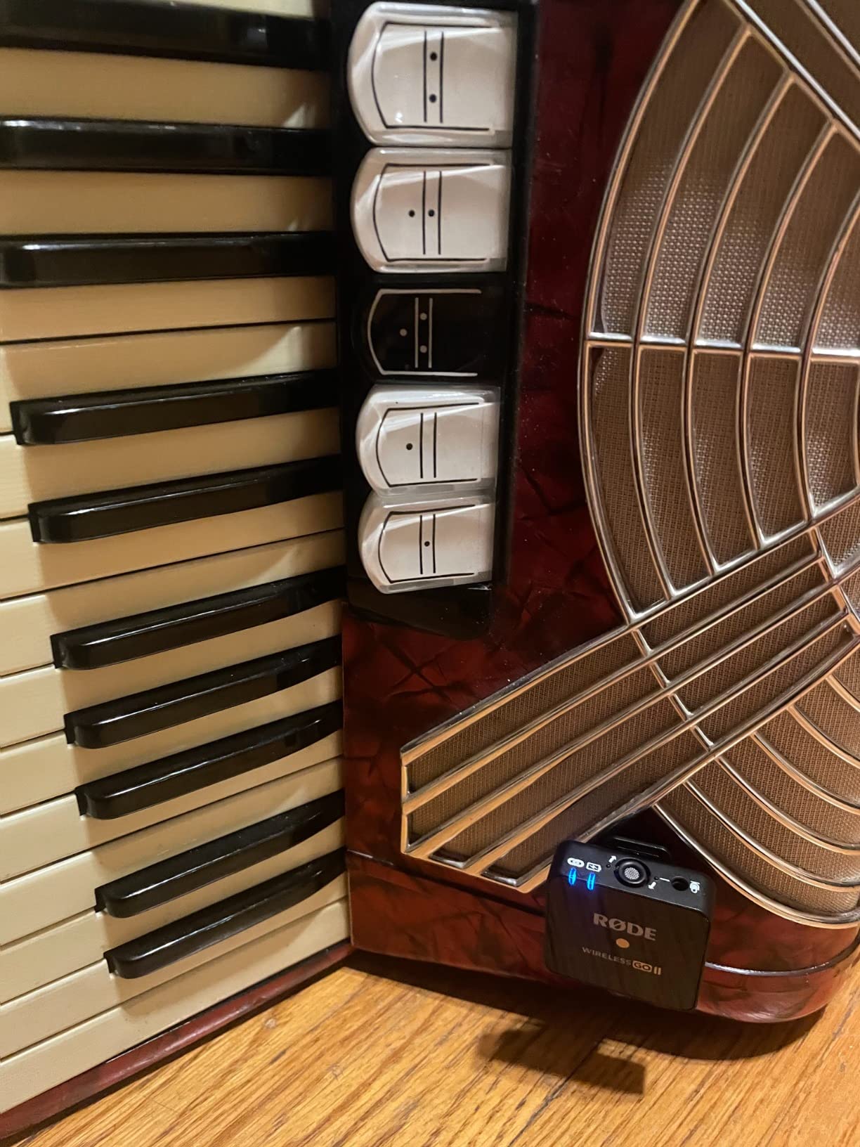 RØDE Wireless GO II Ultra-compact Dual-channel Wireless Microphone System with Built-in Microphones, On-board Recording and 200m Range for Filmmaking, Interviews and Content Creation customer photo 1