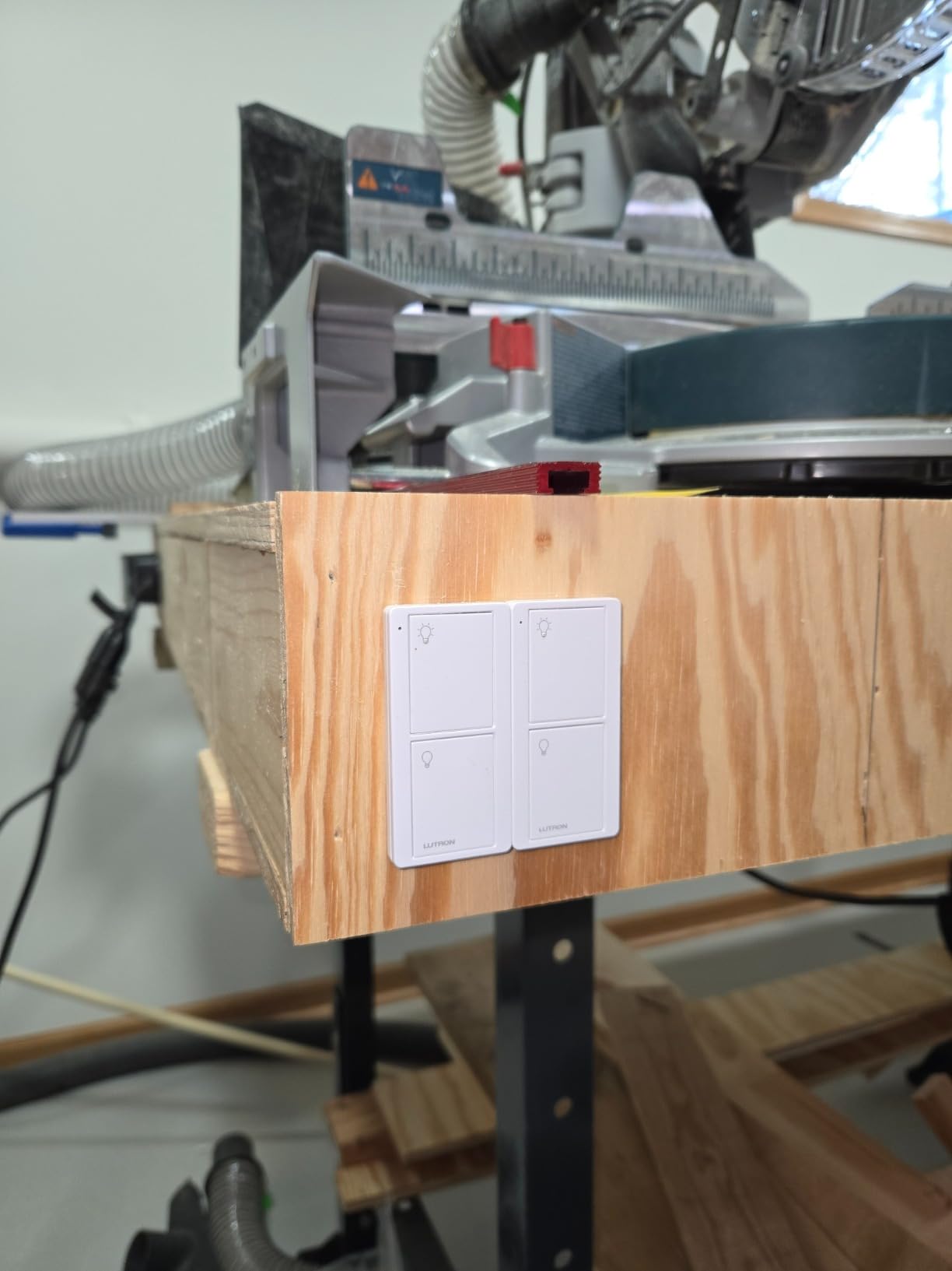 Lutron Outdoor Smart Plug for Caseta Smart Lighting, Summer Patio, Backyard Outdoor Lights & Motors, 15A LED Fixtures & 1/2 HP Motors, PD-15OUT-BL, Black customer photo 2