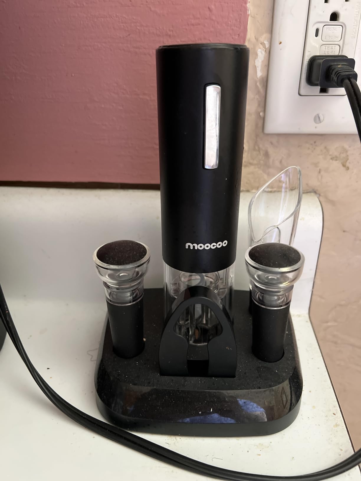 Electric Wine Opener with Charging Base, Cordless Electric Wine Bottle Opener with 2-in-1 Aerator &Pourer, Foil Cutter, 2 Vacuum Preservation Stoppers, Display Charging Station for Easy Storage customer photo 1