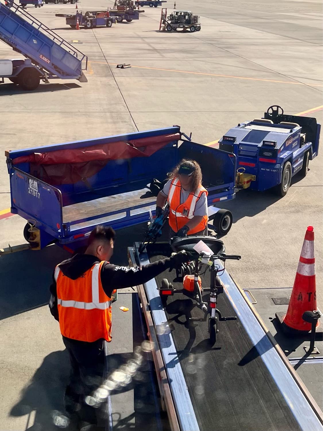 SuperHandy Passport Mobility Scooter for Adults- Foldable, 3 Wheel, Airline Travel Friendly - 13 Mile Range, Includes 2 Removable 44.4V Lithium-ion Batteries & Charger (275 Lbs) customer photo 2