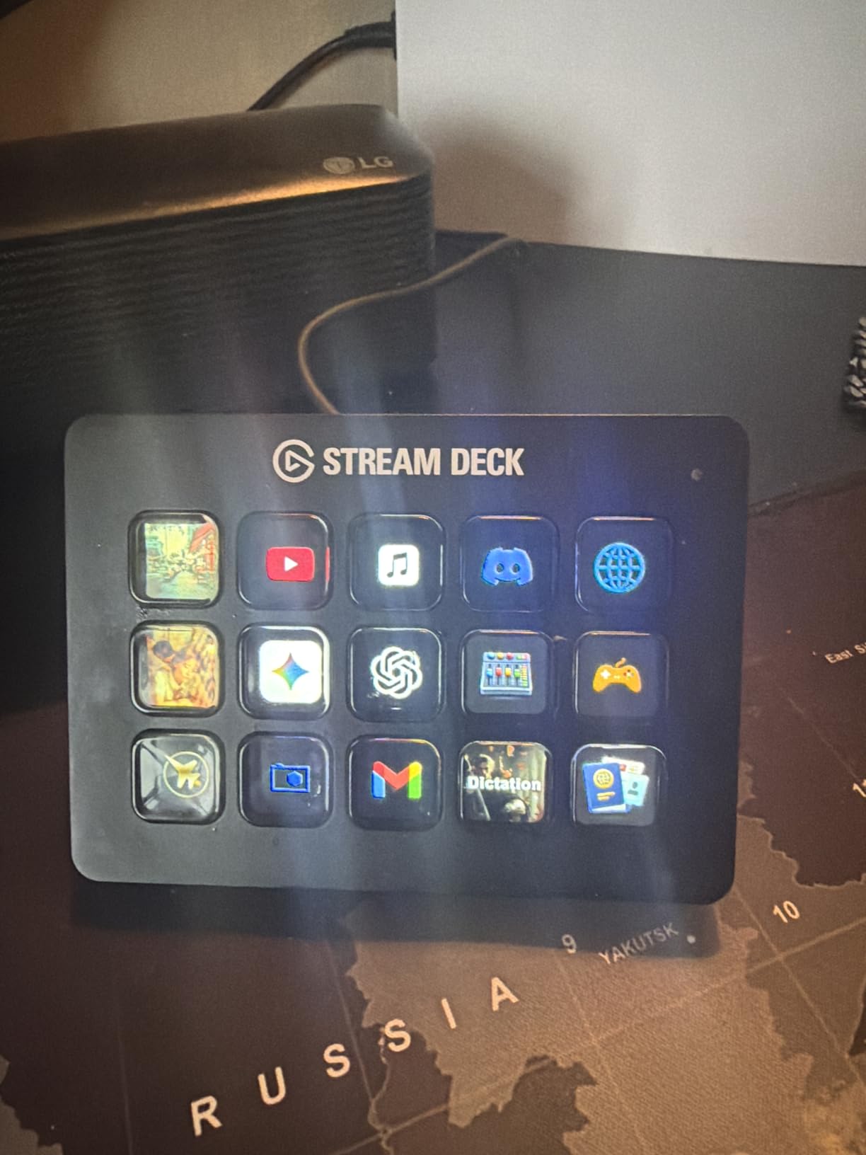 Elgato Stream Deck MK.2 - Studio Controller, 15 macro keys, trigger actions in apps and software like OBS, Twitch, YouTube and more, USB, works with Mac and PC customer photo 1
