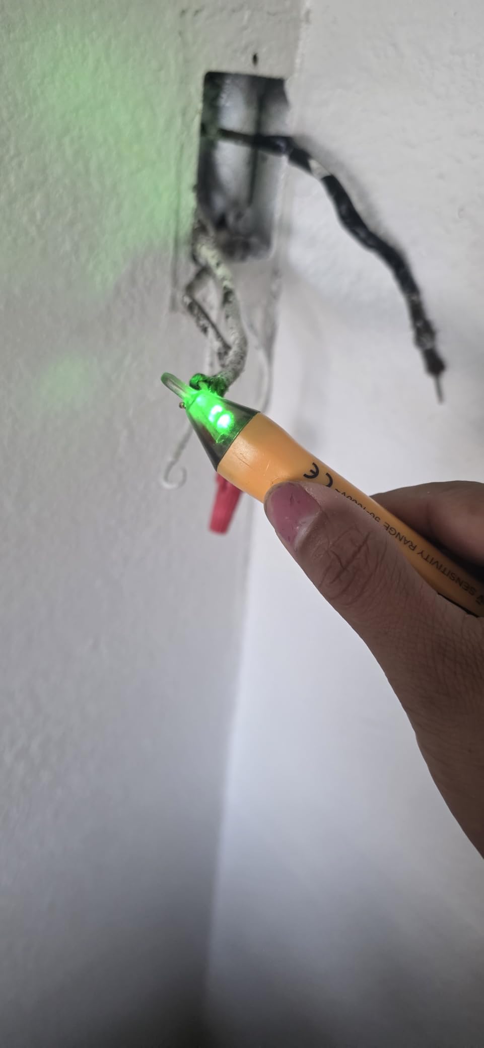 Klein Tools NCVT1P Voltage Tester, Non-Contact Low Voltage Tester Pen, 50V to 1000V AC, Audible and Flashing LED Alarms, Pocket Clip customer photo 2