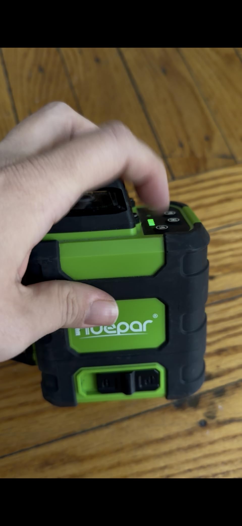 Huepar Laser Level, Self-leveling 16 Lines Green Beam 4D Cross Line Tiling Floor Laser Tool-2 x 360 Horizontal & 2 x 360 Vertical Laser Lines with Two Li-ion Batteries and Hard Carry Case-LS04CG customer photo 1