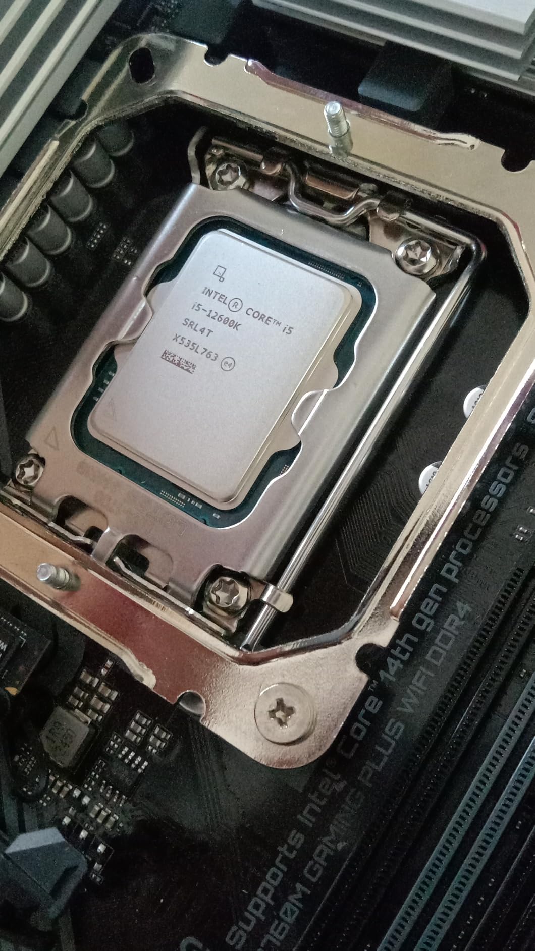 Intel Core i5-12600K Desktop Processor with Integrated Graphics and 10 (6P+4E) Cores up to 4.9 GHz Unlocked customer photo 2