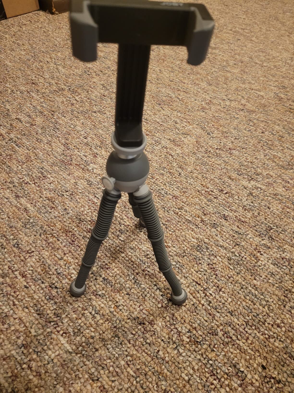 Joby PodZilla Large Kit, Flexible Tripod with GripTight 360 Phone Mount, Phone Tripod from The Creators of GorillaPod, Compatible with iPhone, Smartphones, Action Cameras or Devices up to 2.5Kg, Grey customer photo 1