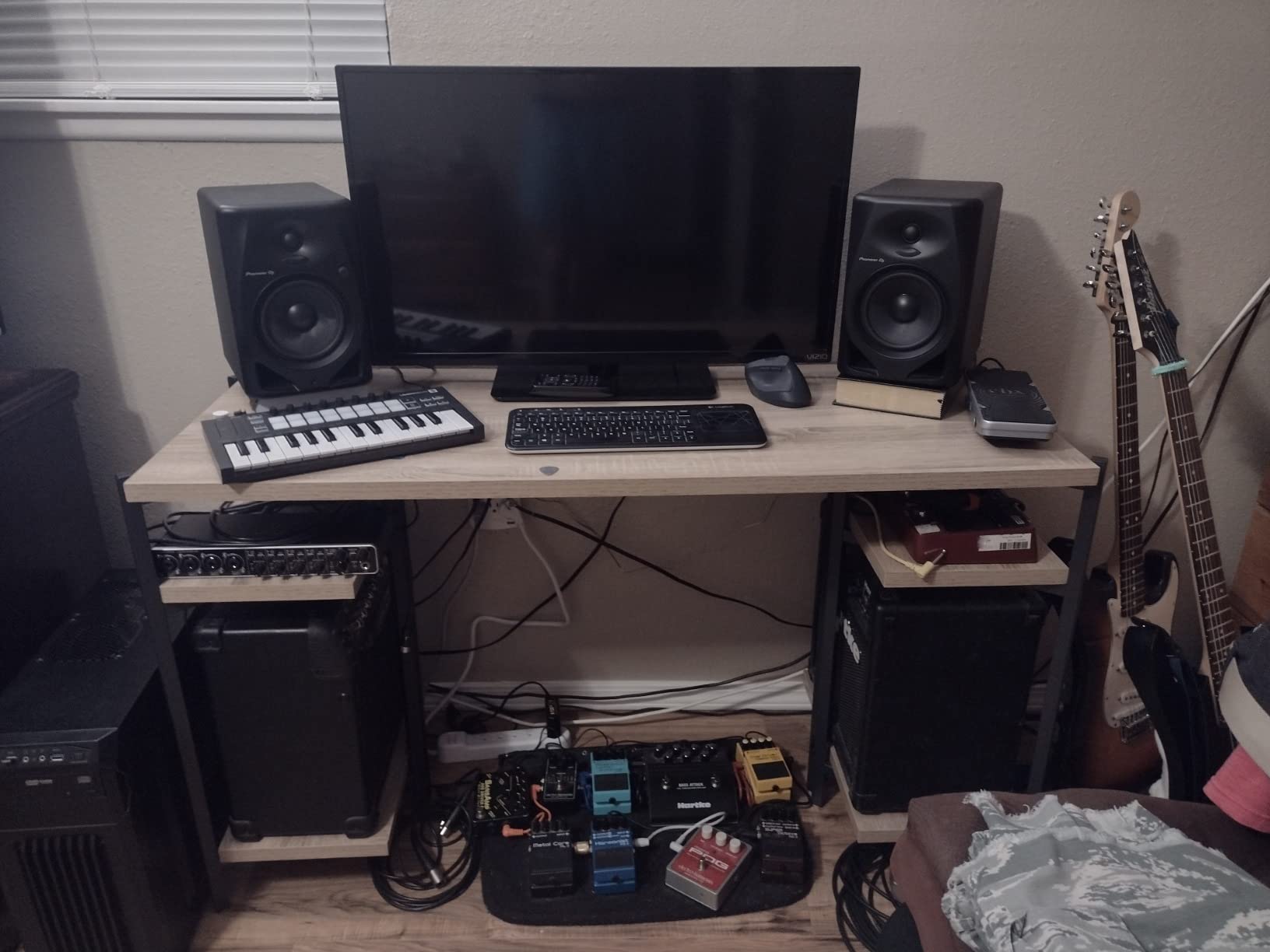 Pioneer DJ DM-50D Active 5-inch Desktop Monitor Speaker, Black customer photo 2