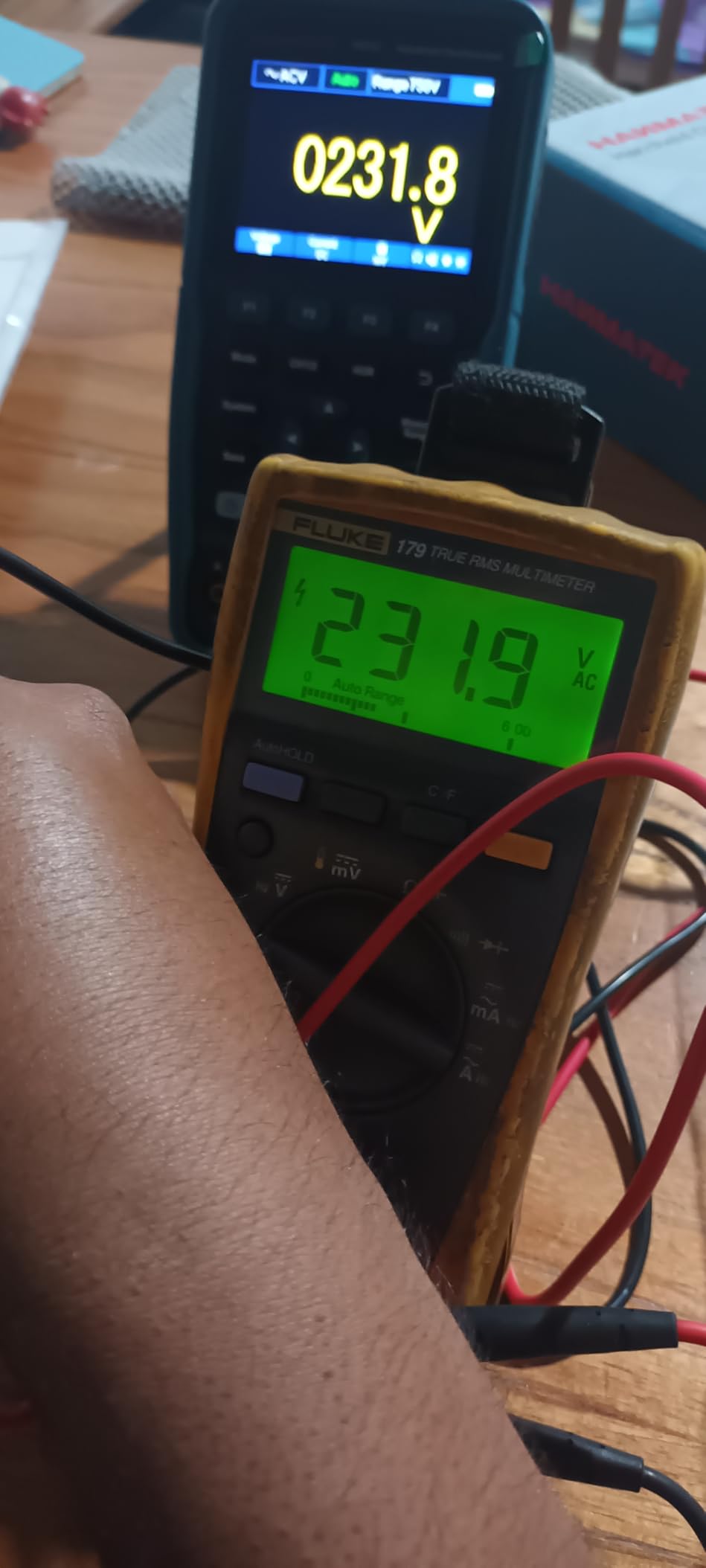 HANMATEK Handheld Digital Oscilloscope 100Mhz Bandwidth with 2 Channels HO102 3.5