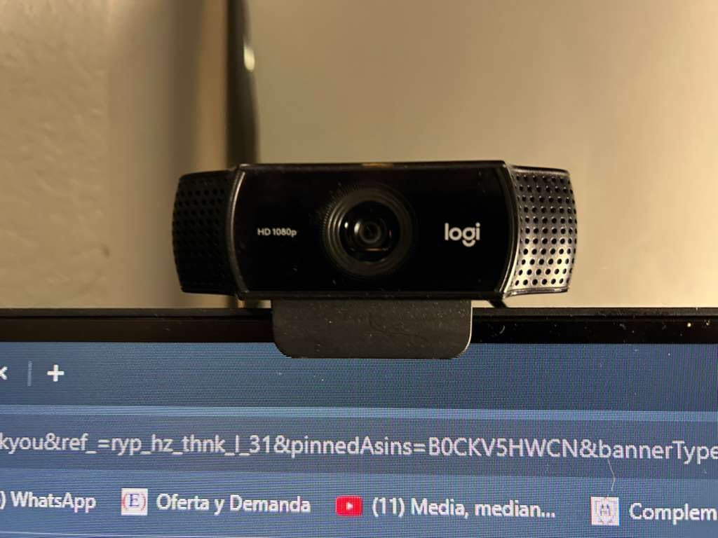 Logitech Brio 4K Webcam, Video Calling, Noise-Cancelling mic, HD Auto Light Correction, Wide Field of View, Windows Hello Works with Microsoft Teams, Zoom, Google Meet, PC/Mac/Laptop/MacBook/Tablet customer photo 2