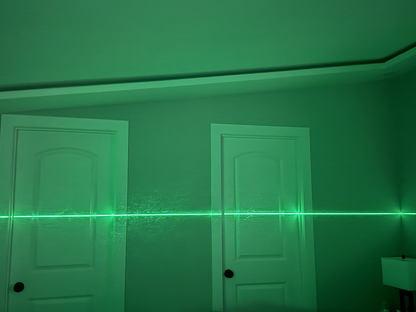 IKOVWUK Laser Level, 3x360° Cross Line Laser for Construction and Picture Hanging, 12 Green Lasers with Self-leveling, 3D Vertical & Horizontal Line, Level Tool with 5200 mAh Rechargeable Battery customer photo 1