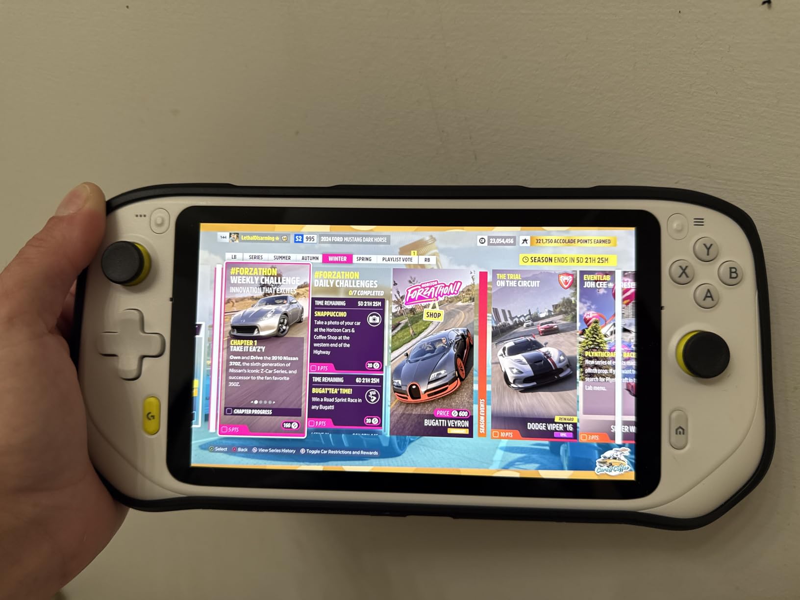 Logitech G Cloud Gaming Handheld, Portable Gaming Console with Long-Battery Life, 1080P 7-Inch Touchscreen customer photo 1