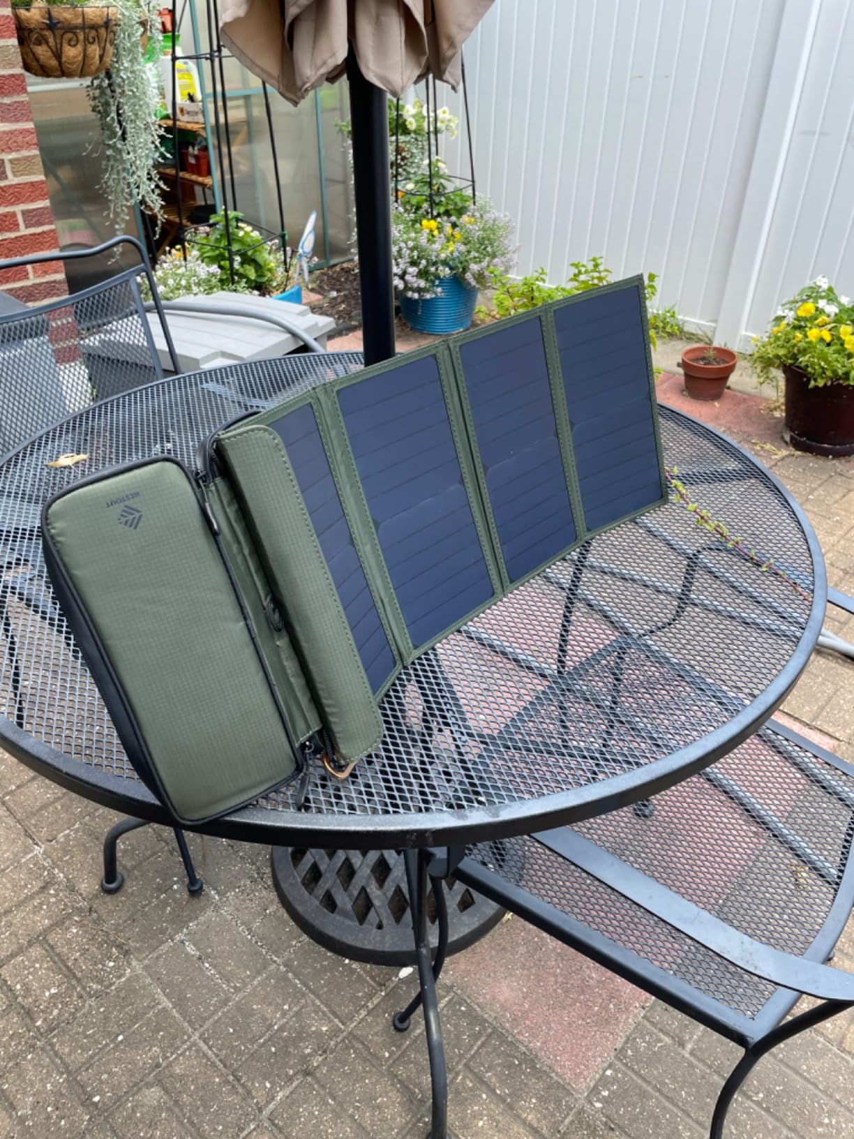 ELECOM NESTOUT Portable Solar Panel, Dual USB-A Ports, 28W Power Generation Charger for Phone Camping, Durable Water-Resistant Ripstop Nylon, Foldable Lightweight, Adjustable Stands (2-Panel) customer photo 2
