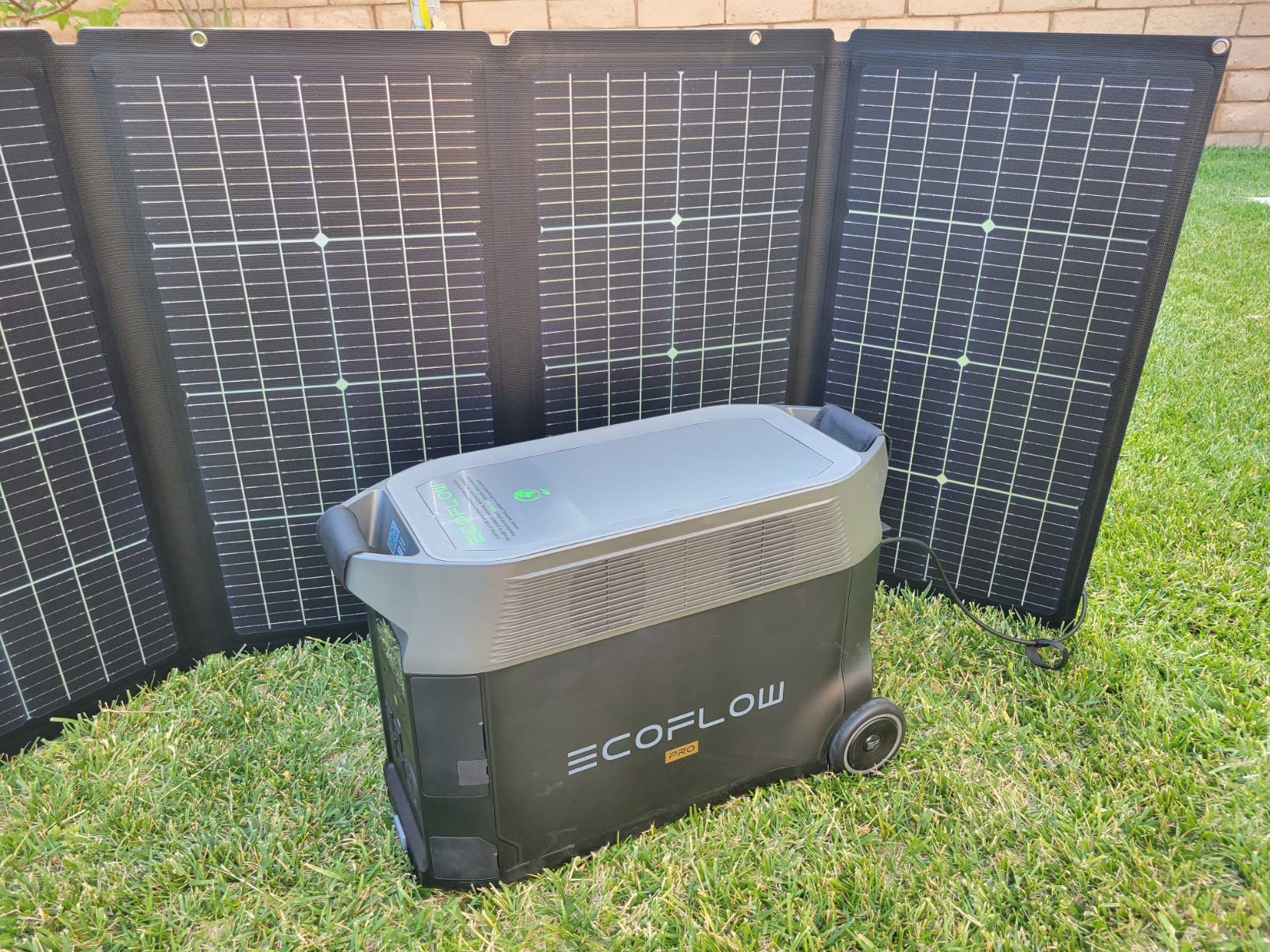 EF ECOFLOW 220W Portable Solar Panel, Bifacial Design Up to 25% Conversion Efficiency N-Type Solar Cell, with Adjustable Kickstand, IP68 Waterproof, Foldable Solar Panel for Camping RVing Home Backup customer photo 2