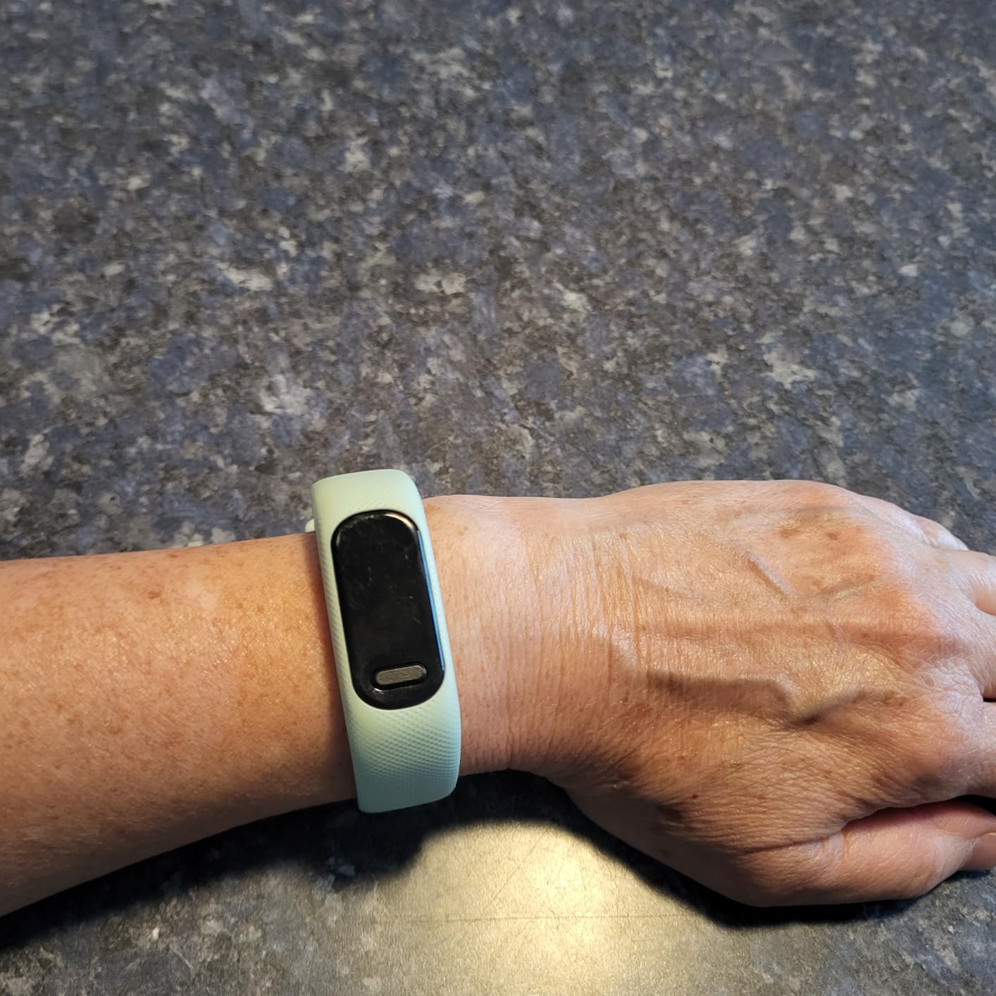 Garmin vívosmart 5, Fitness Tracker, Long-Lasting Battery, Simple Design, Black Large customer photo 1