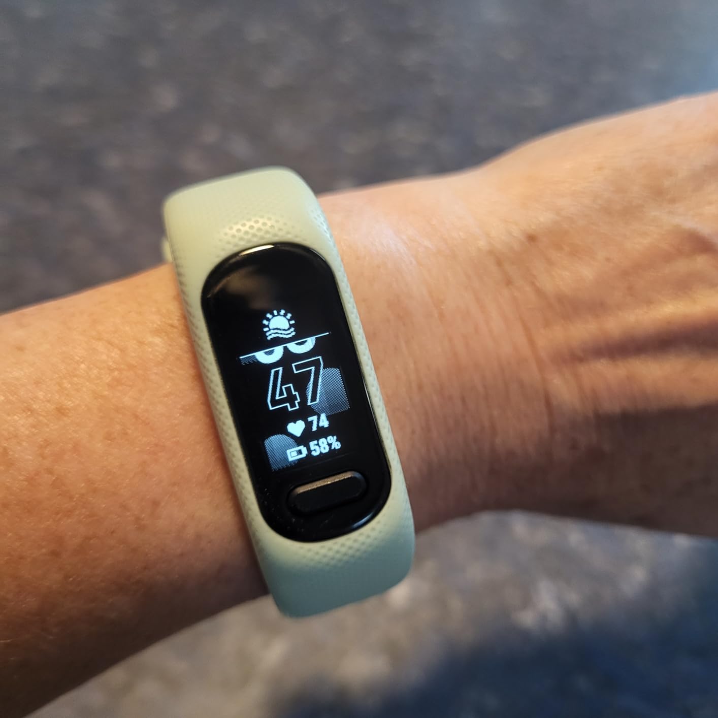 Garmin vívosmart 5, Fitness Tracker, Long-Lasting Battery, Simple Design, Black Large customer photo 2