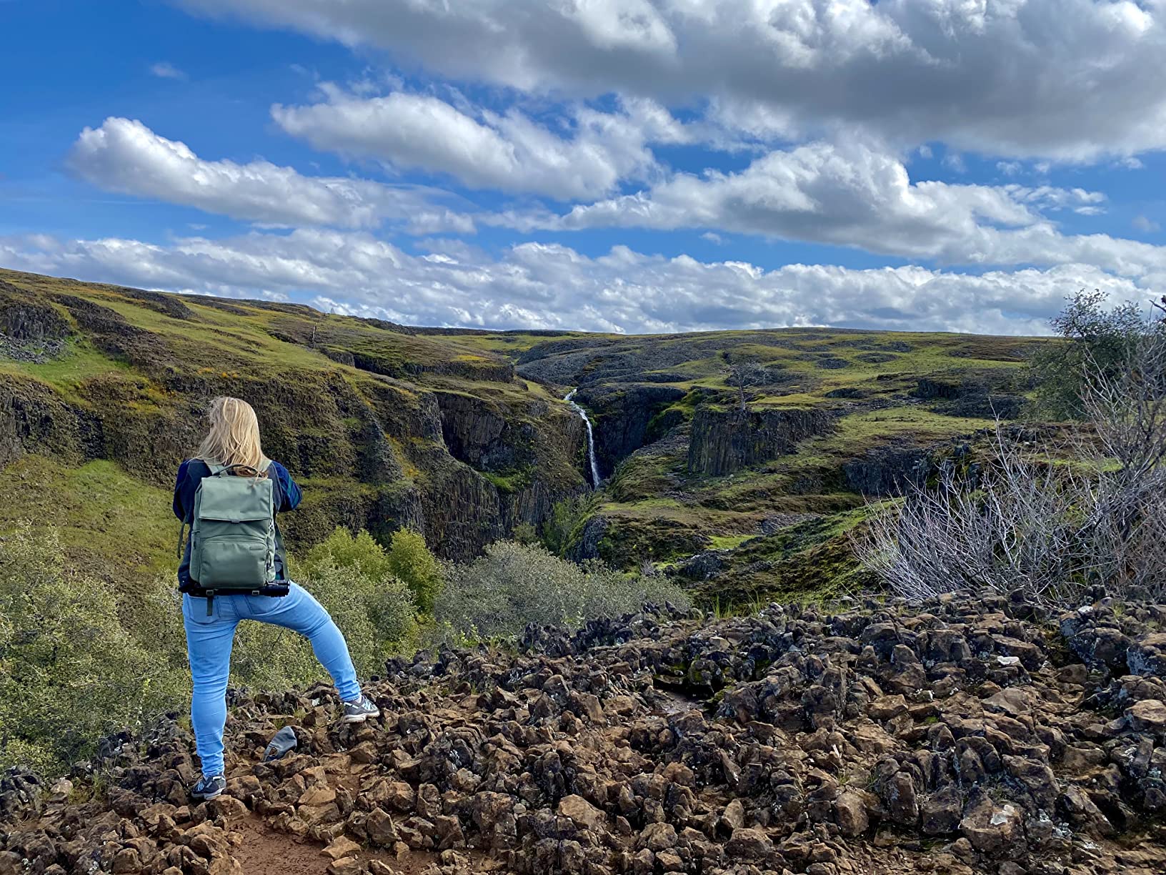 BREVITE - The Runner - Compact Camera Backpacks for Photographers - A Minimalist & Travel-friendly Photography Backpack Compatible With Both Laptop & DSLR Accessories 18L (Triple Black) customer photo 1