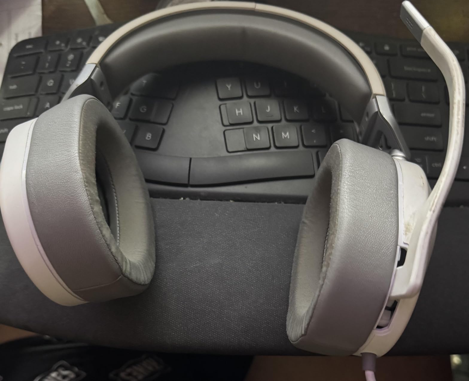 Corsair HS65 Surround Multiplatform Wired Gaming Headset - Dolby Atmos - SonarWorks SoundID - iCUE Compatible - PC, Mac, PS5, PS4, Xbox, Nintendo Switch, Mobile - Carbon customer photo 1